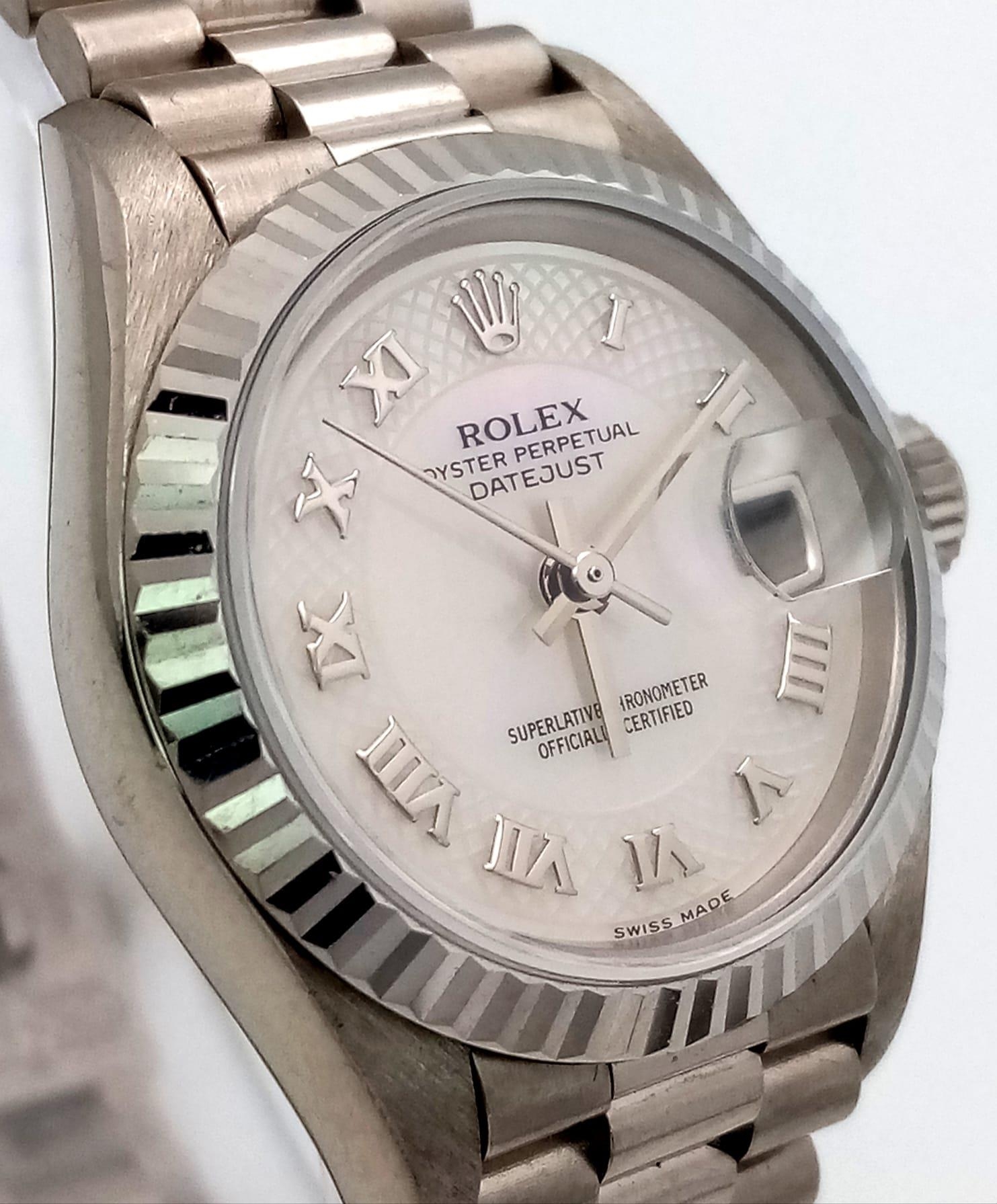 A LADIES ROLEX 18K WHITE GOLD OYSTER PERPETUAL DATEJUST WITH UNUSUAL PATTERNED DIAL , ROMAN NUMERALS - Image 5 of 9