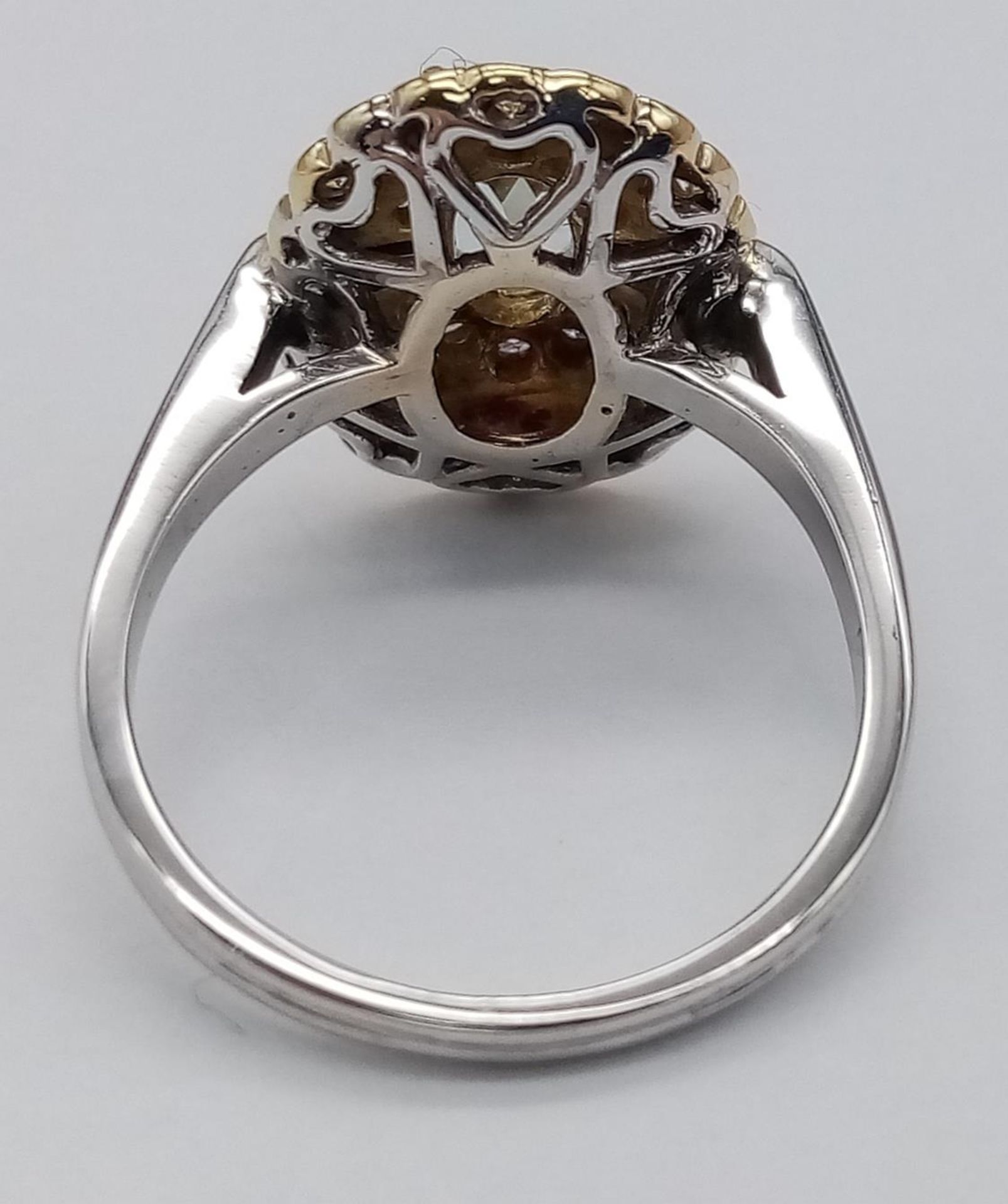 18k 2 colour diamond and aquamarine dress ring. Weight: 7.4g Size Q (dia:0.84ct/aqua:1.10ct) - Bild 4 aus 6