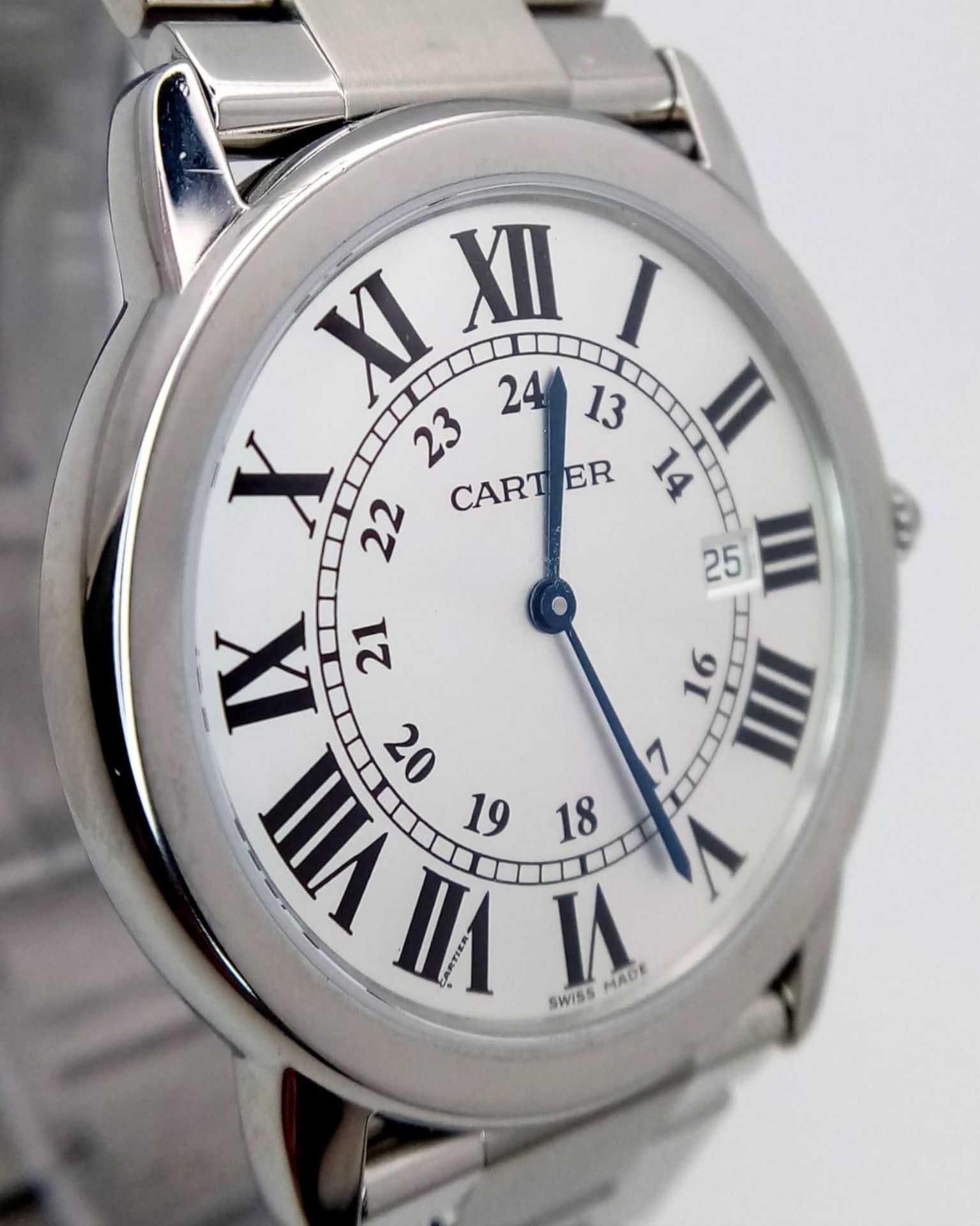 A FABULOUS CARTIER RONDE SOLO WATCH IN STAINLESS STEEL WITH ROMAN NUMERALS ,DATE BOX AND - Image 3 of 8