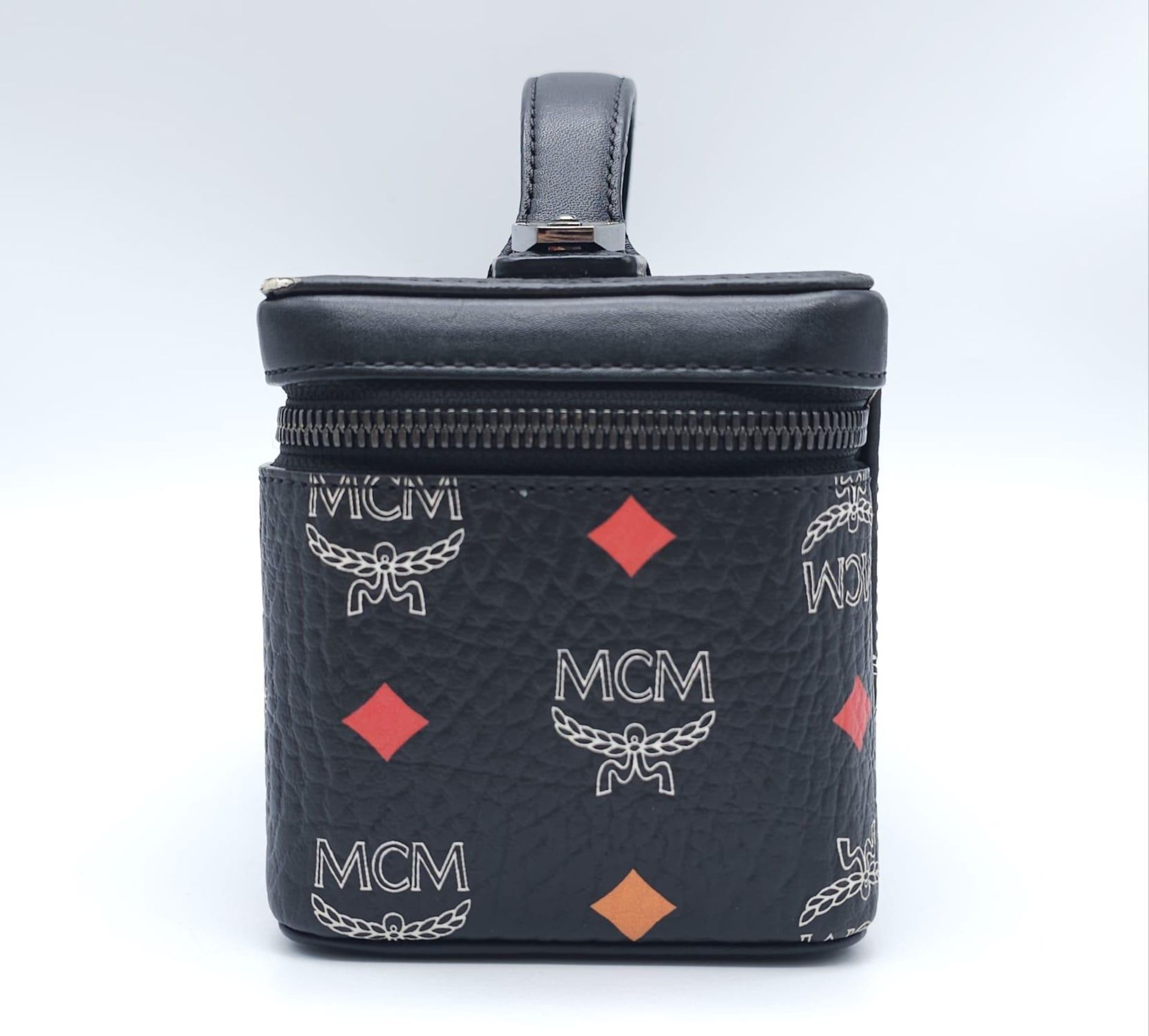 An MCM Rockstar Vanity Case Bag. Leather exterior with leather handle, detachable and adjustable - Image 3 of 11