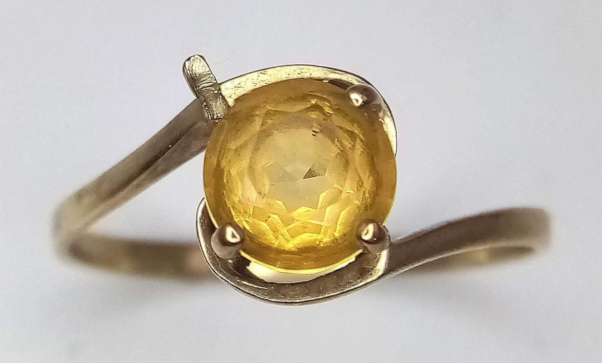 A Vintage 9K Yellow Gold Citrine Crossover Ring. Size L. 1.11g total weight. - Image 2 of 4