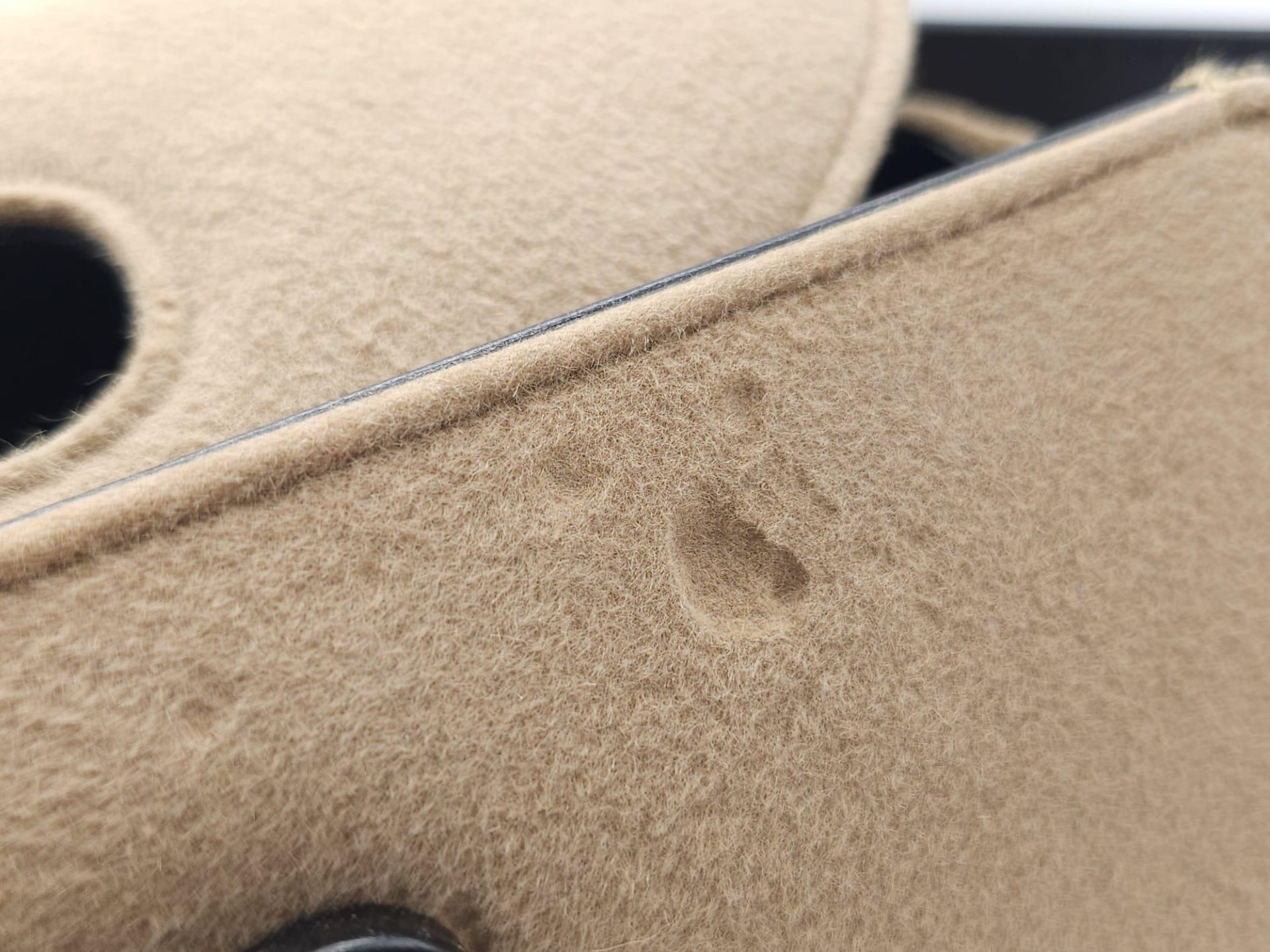 Gucci Tan Wool Purse. This Gucci tan wool purse features a black bar closure, black leather - Bild 26 aus 29