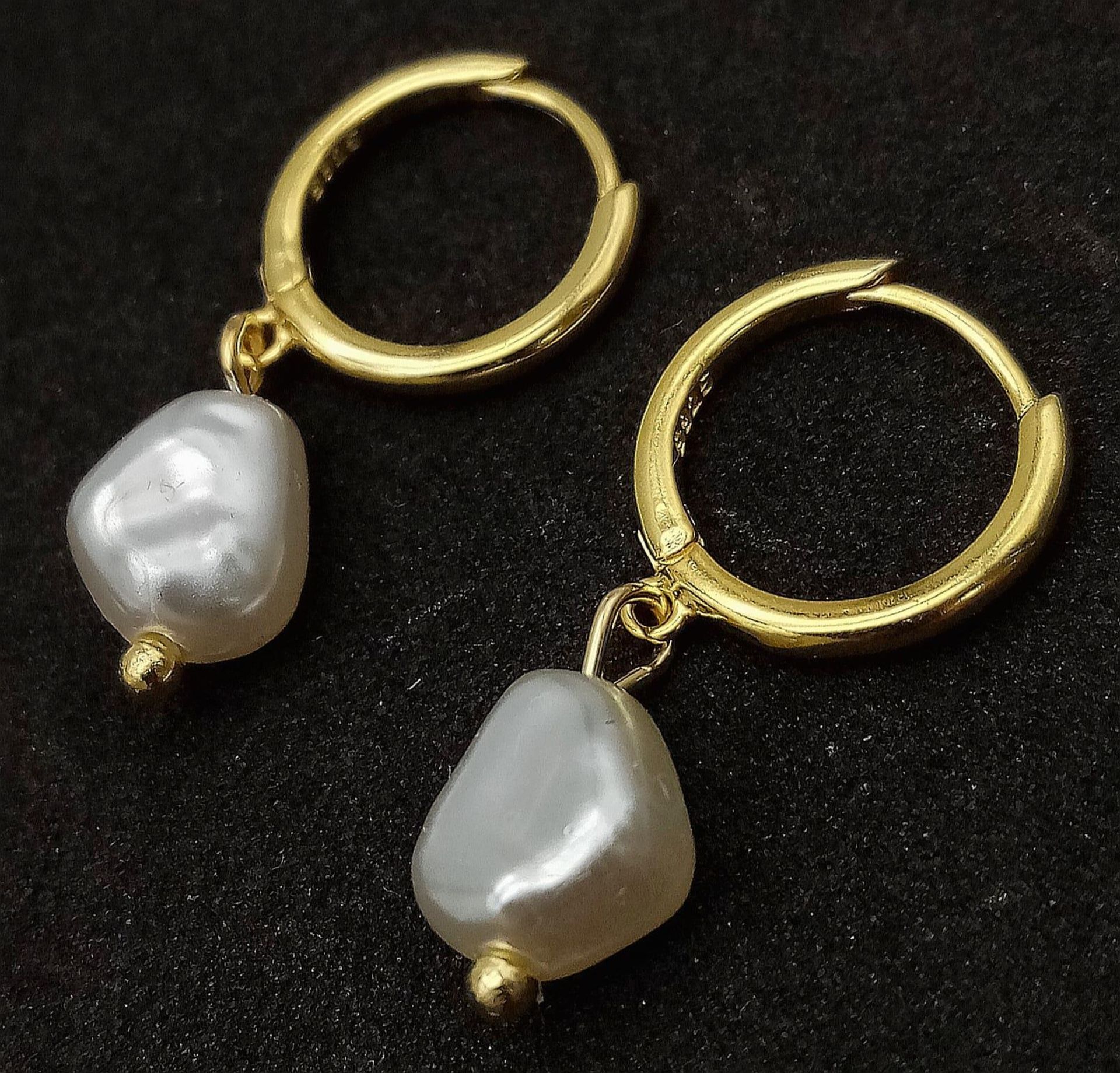 A pair of Silver 925, Gold Plated, Pearl Earrings. Weight: 1.39g