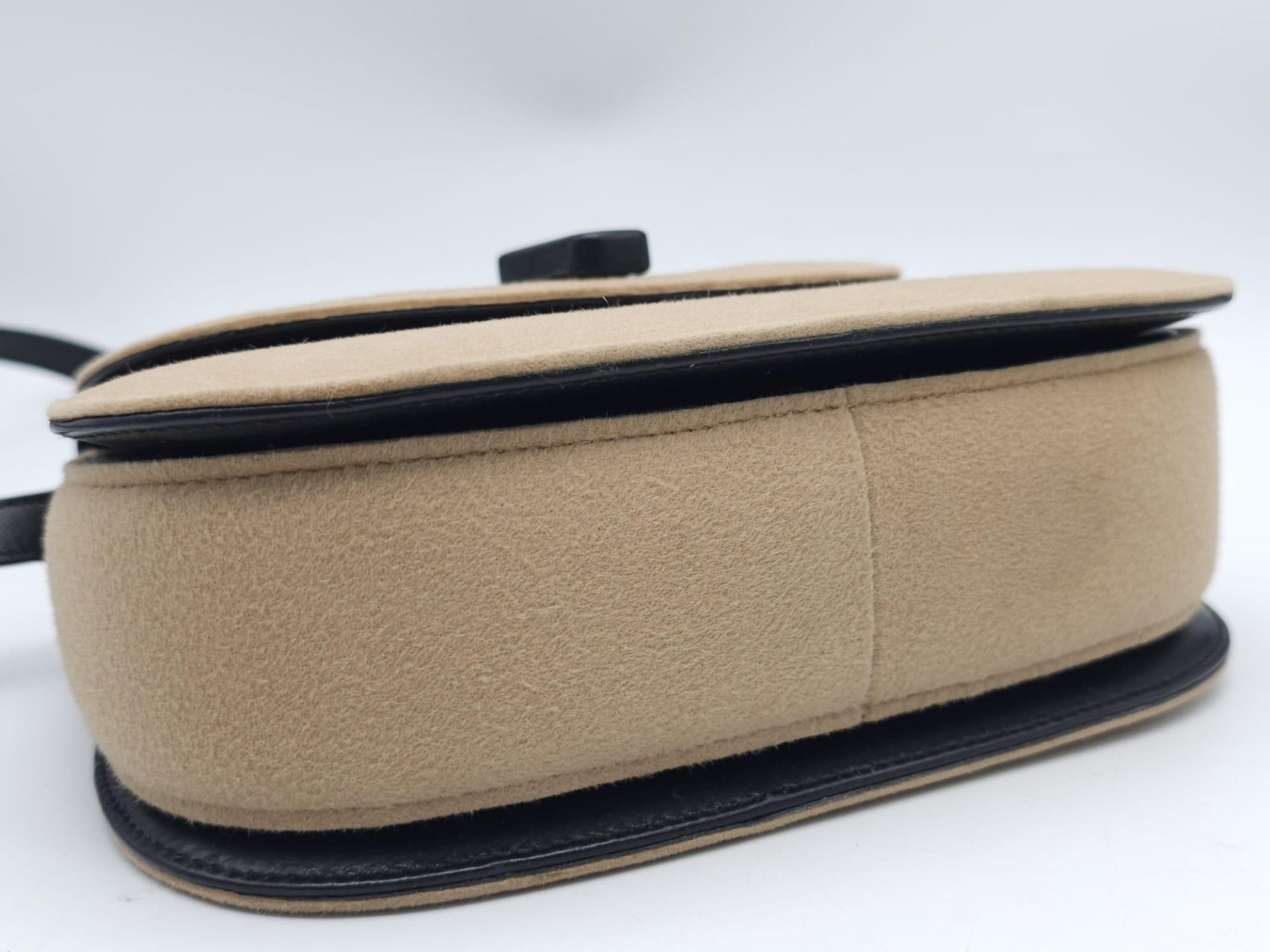 Gucci Tan Wool Purse. This Gucci tan wool purse features a black bar closure, black leather - Bild 28 aus 29