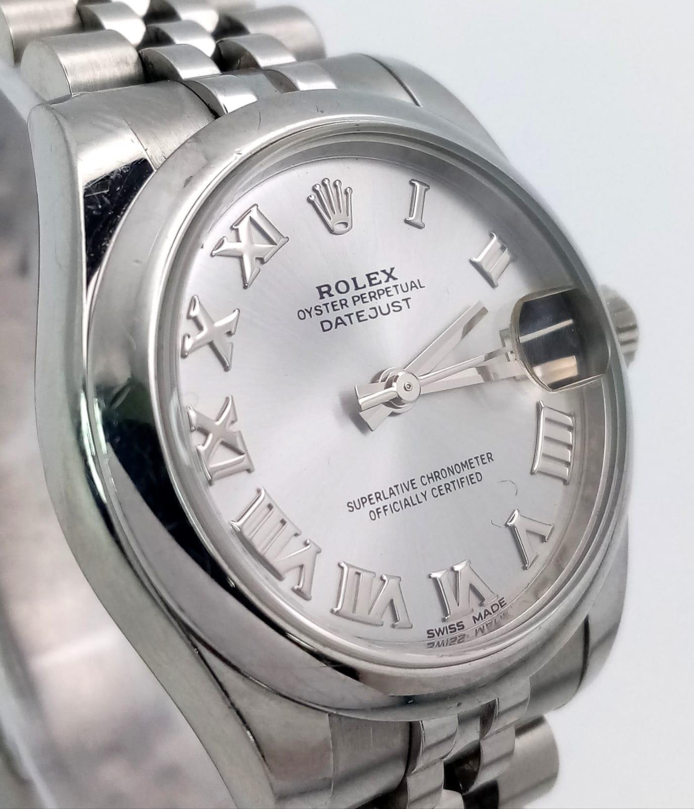 A MID SIZE ROLEX PERPETUAL DATEJUST IN STAINLESS STEEL WITH SILVERTONE DIAL AND ROMAN NUMERALS . - Image 3 of 8