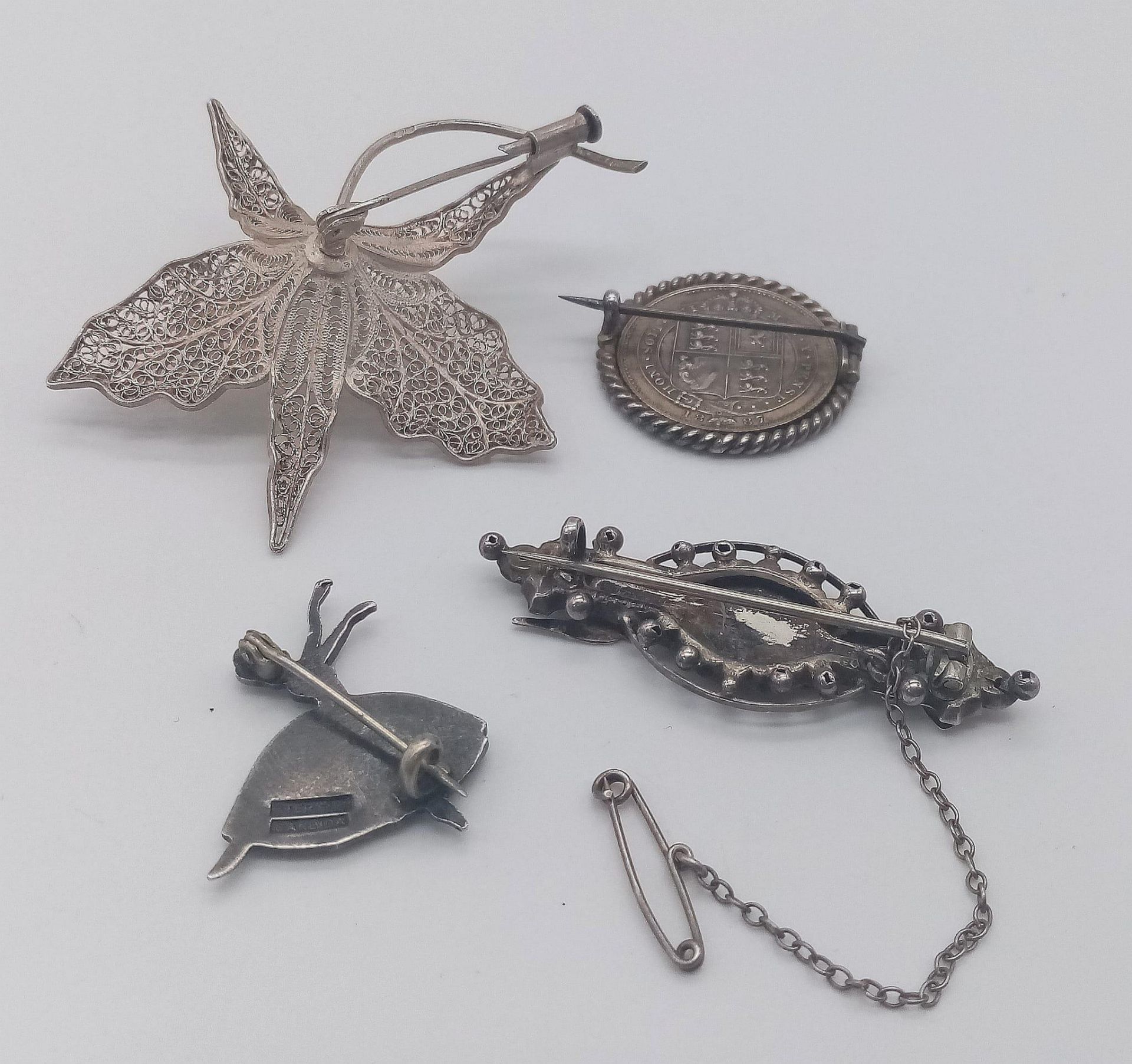 A collection of 3 vintage silver brooches: dancing ballerina, natural art, Victorian Jubilee - Image 4 of 8