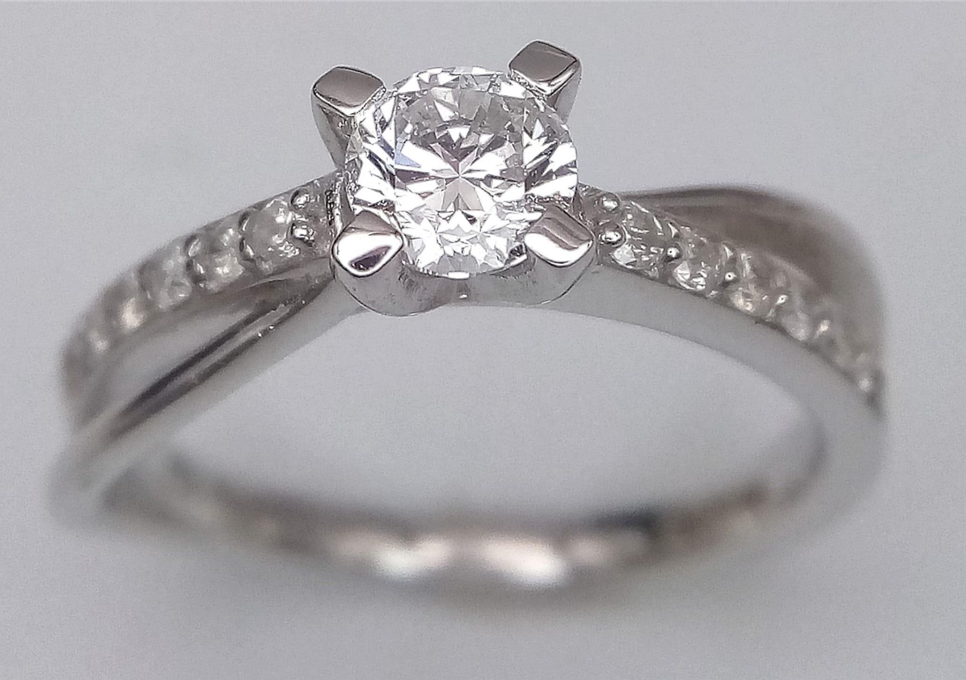 A 18K WHITE GOLD DIAMOND TWIST RING 0.40CT CENTRE ROUND BRILLIANT PLUS DIAMOND SHOULDERS 3.6G SIZE L - Image 2 of 5