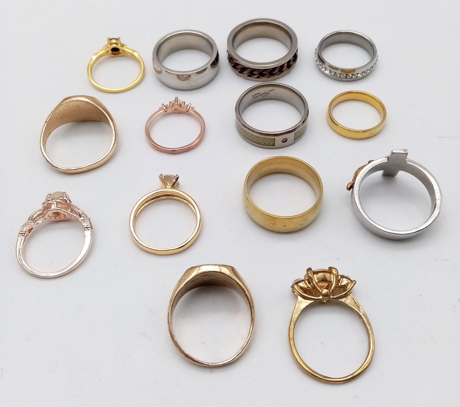 14 Different Style Decorative Rings in Larger Sizes. Set in white and gilded metal. - Image 5 of 7