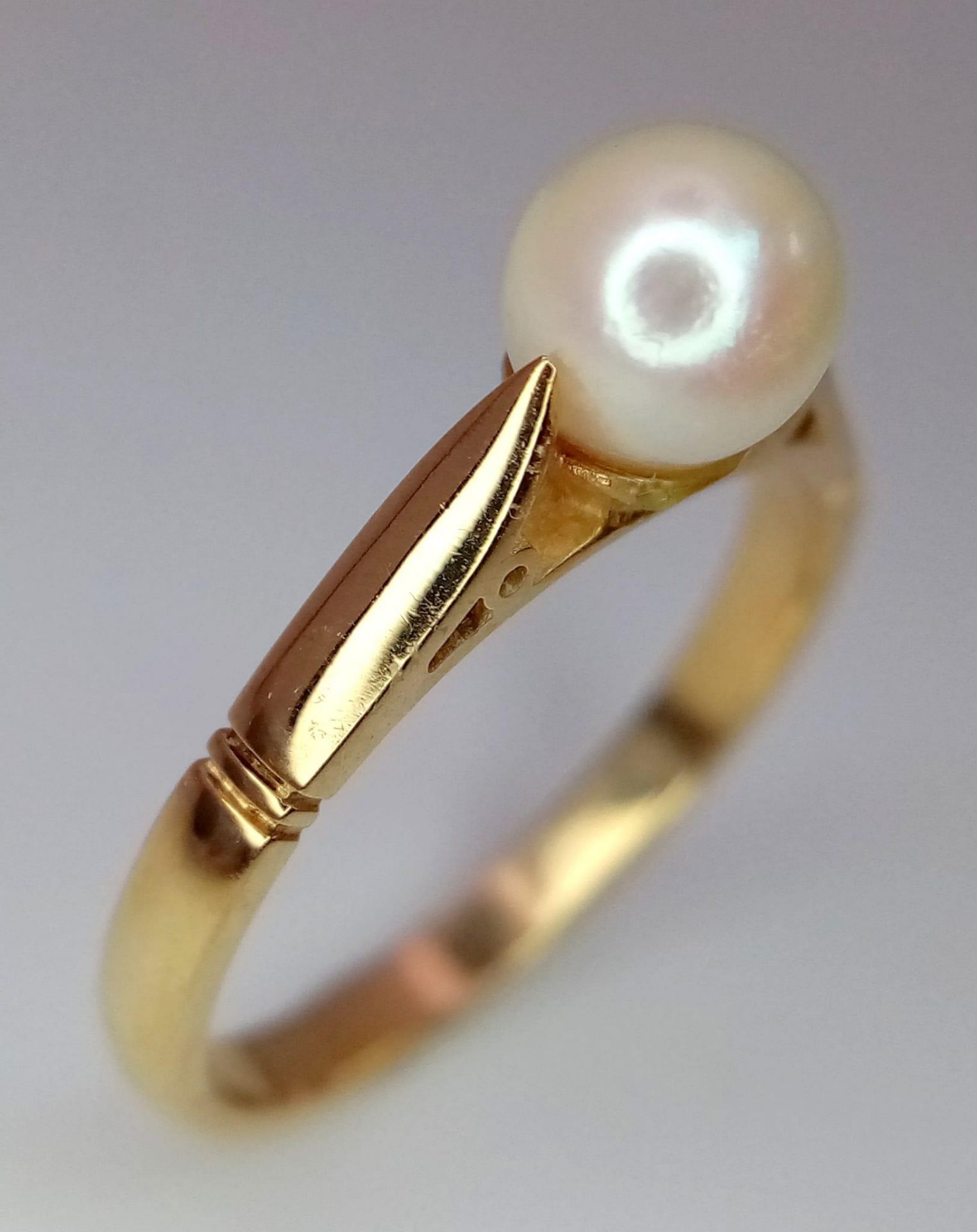 9k yellow gold ring with single cultured pearl. Weight: 2.5g Size O (pearl: 6mm) - Bild 2 aus 4