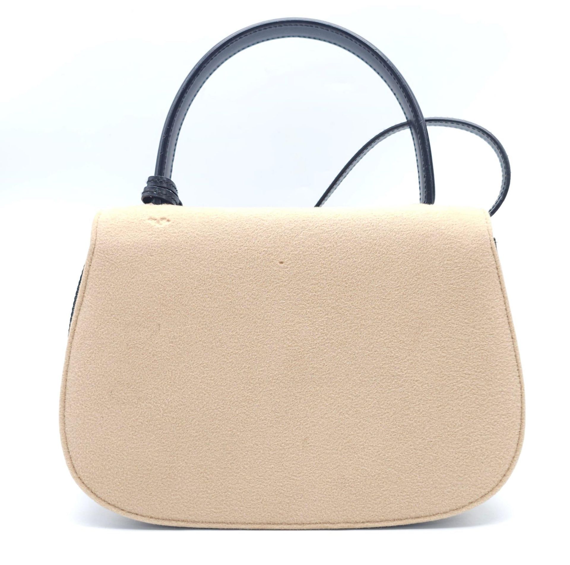 Gucci Tan Wool Purse. This Gucci tan wool purse features a black bar closure, black leather - Bild 8 aus 29