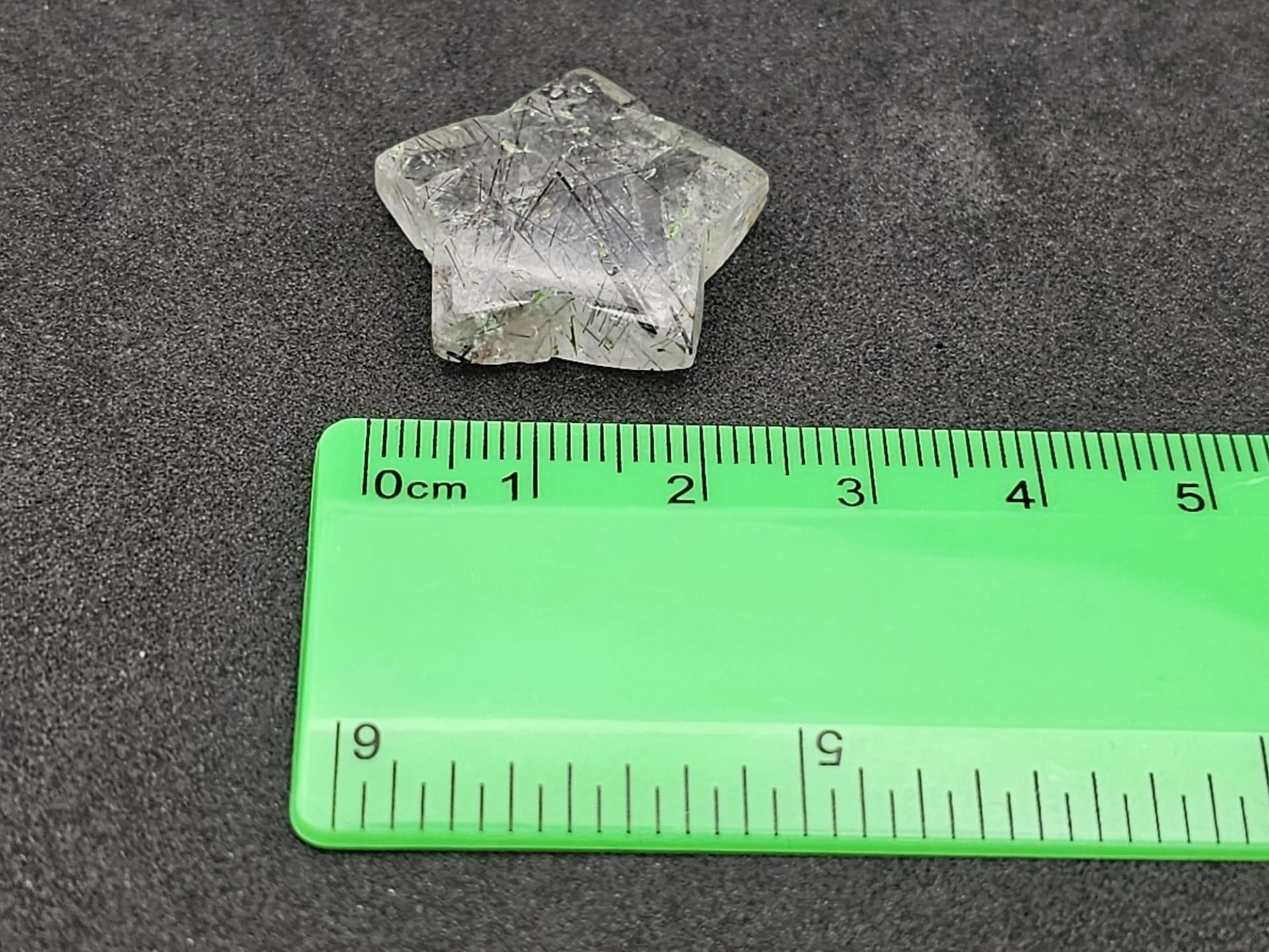 An uniquely star cut, natural RUTILATED QUARTZ, dimensions: 25 x 24 x 7 mm, weight: 28.6 g. Rare & - Image 5 of 6