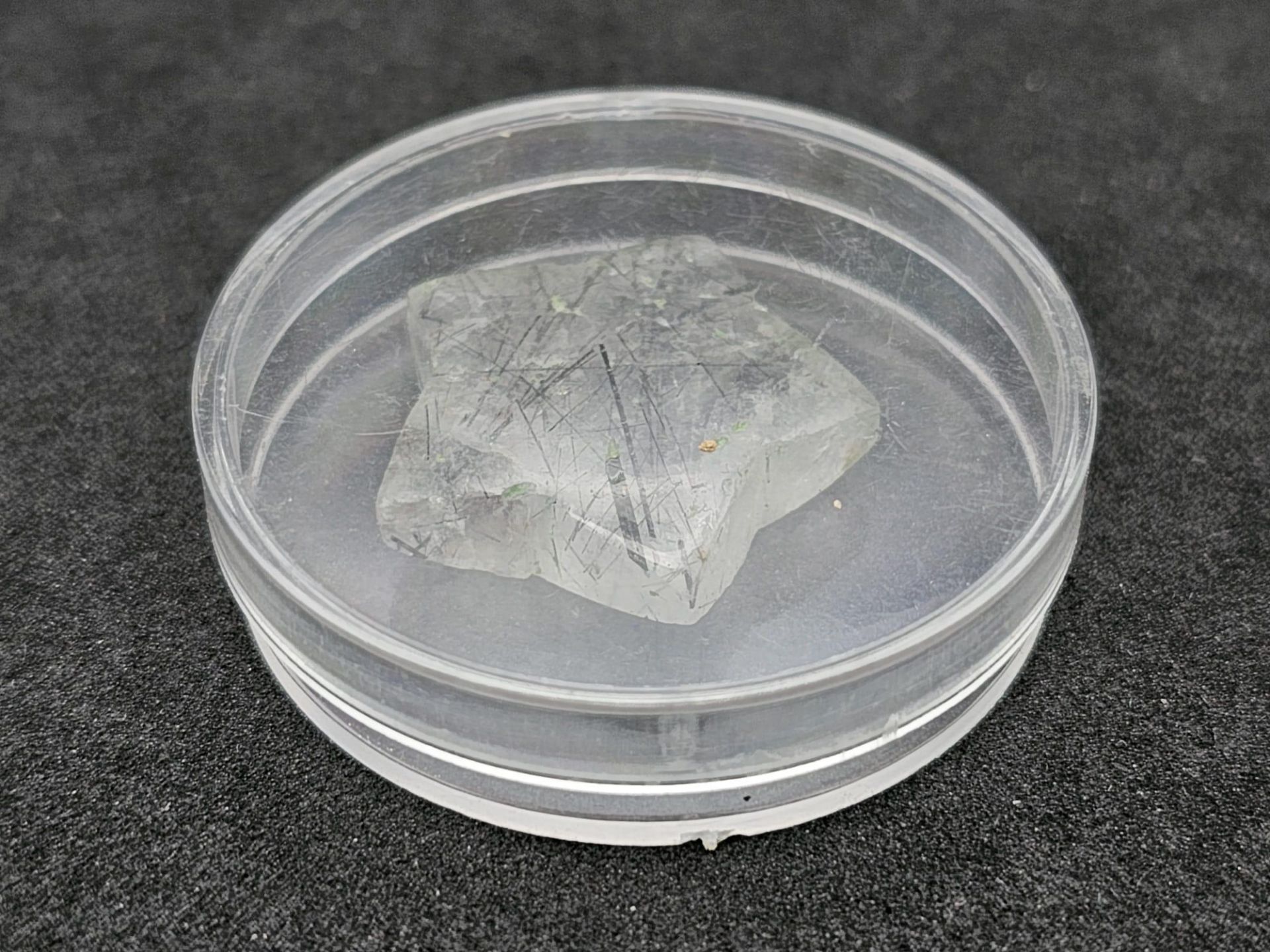 An uniquely star cut, natural RUTILATED QUARTZ, dimensions: 25 x 24 x 7 mm, weight: 28.6 g. Rare & - Image 6 of 6