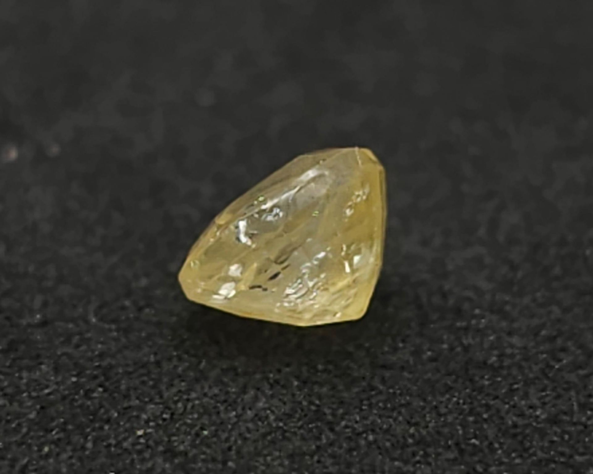 A 1.36ct Natural Madagascan Yellow Sapphire. AIG Certified. - Image 3 of 5
