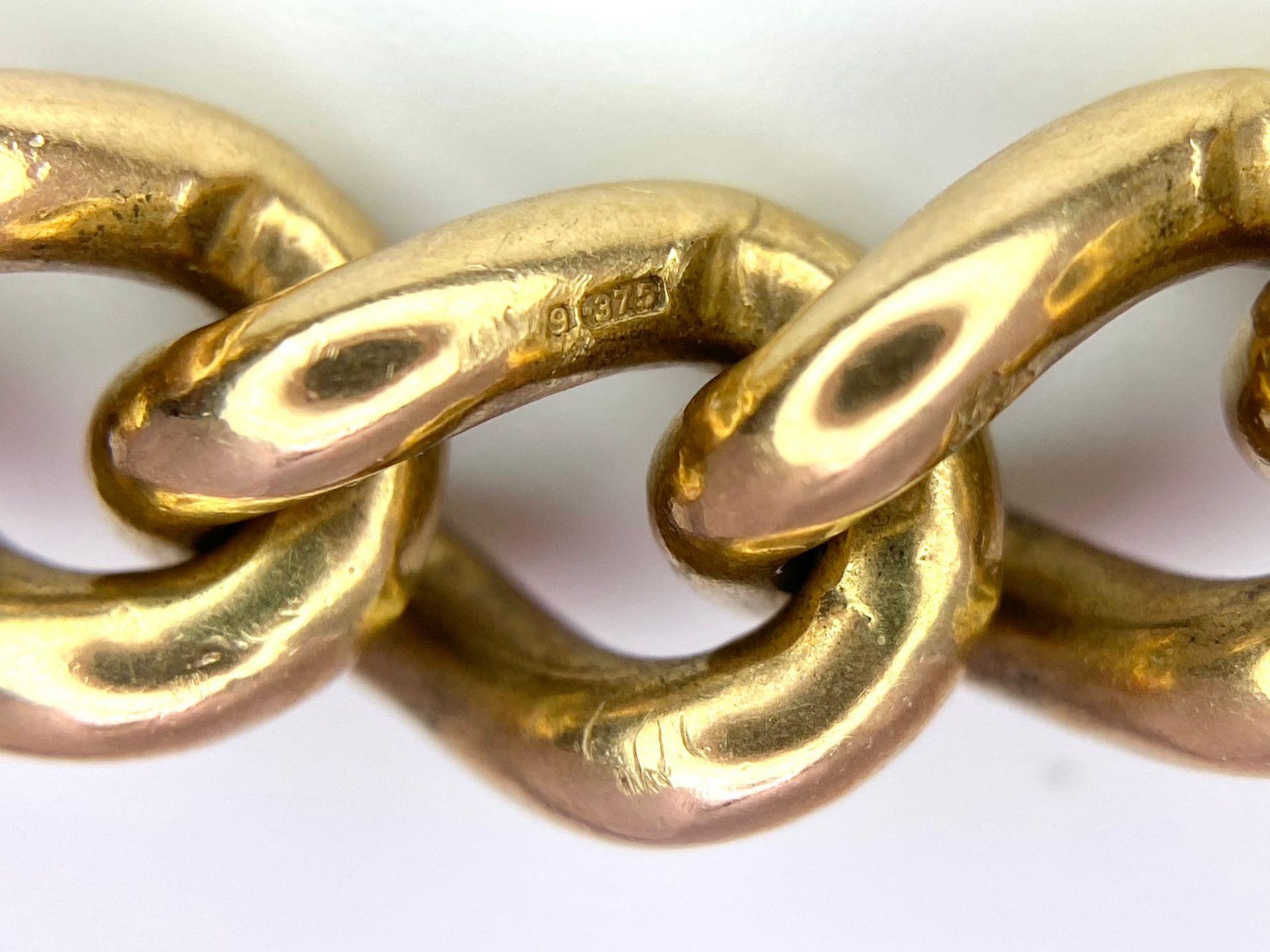 A Vintage 9K Yellow Gold Chunky Curb Link Bracelet with a Heart Clasp. 58g total weight. 17cm. - Bild 6 aus 8