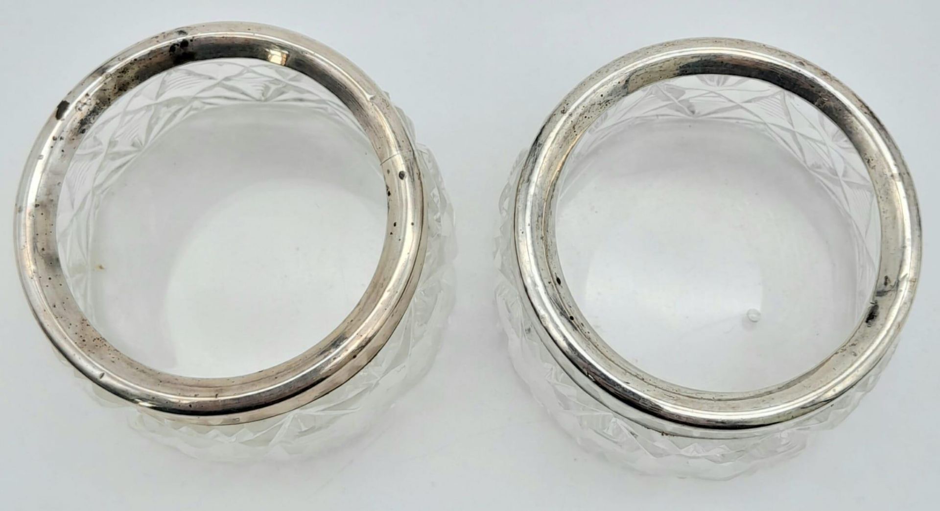 A PAIR Of ANTIQUE CUT GLASS INK WELLS WITH SOLID SILVER COLLARS HALLMARKED LONDON 1900. 151 34gms - Bild 2 aus 5