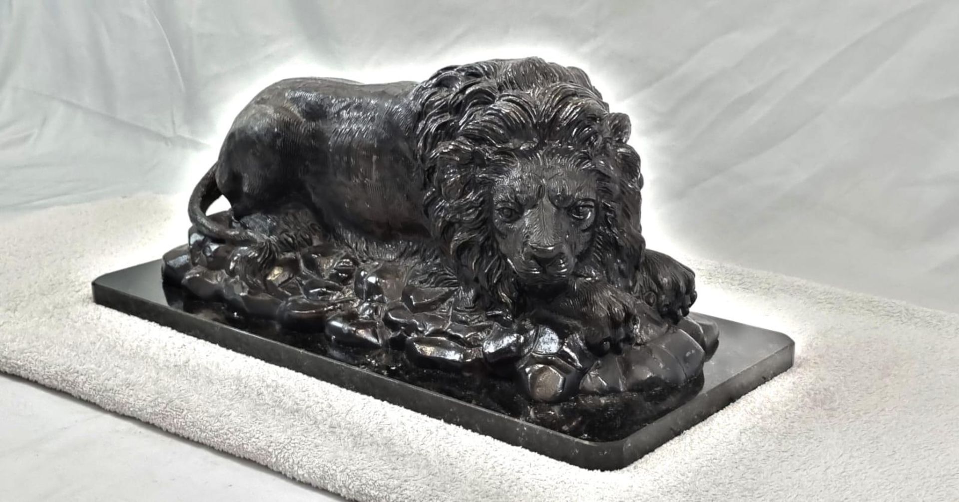 A Vintage, Possibly Antique Bronze Sculpture of a Resting Lion. Black patinated finish. Black marble - Bild 2 aus 6