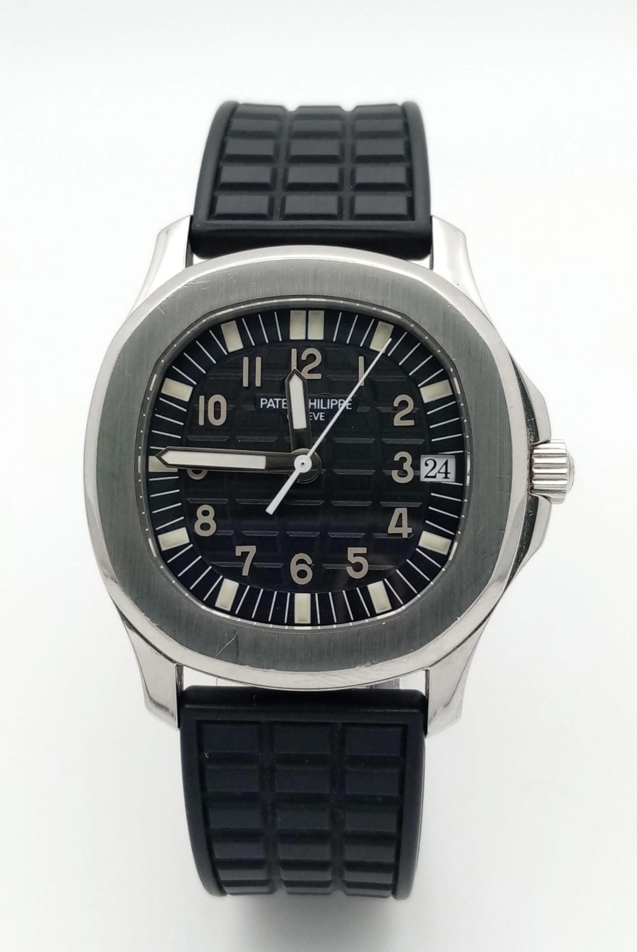 A Patek Phillippe Aquanaut Watch. Textured black rubber strap. Stainless steel case - 36mm. - Image 2 of 8