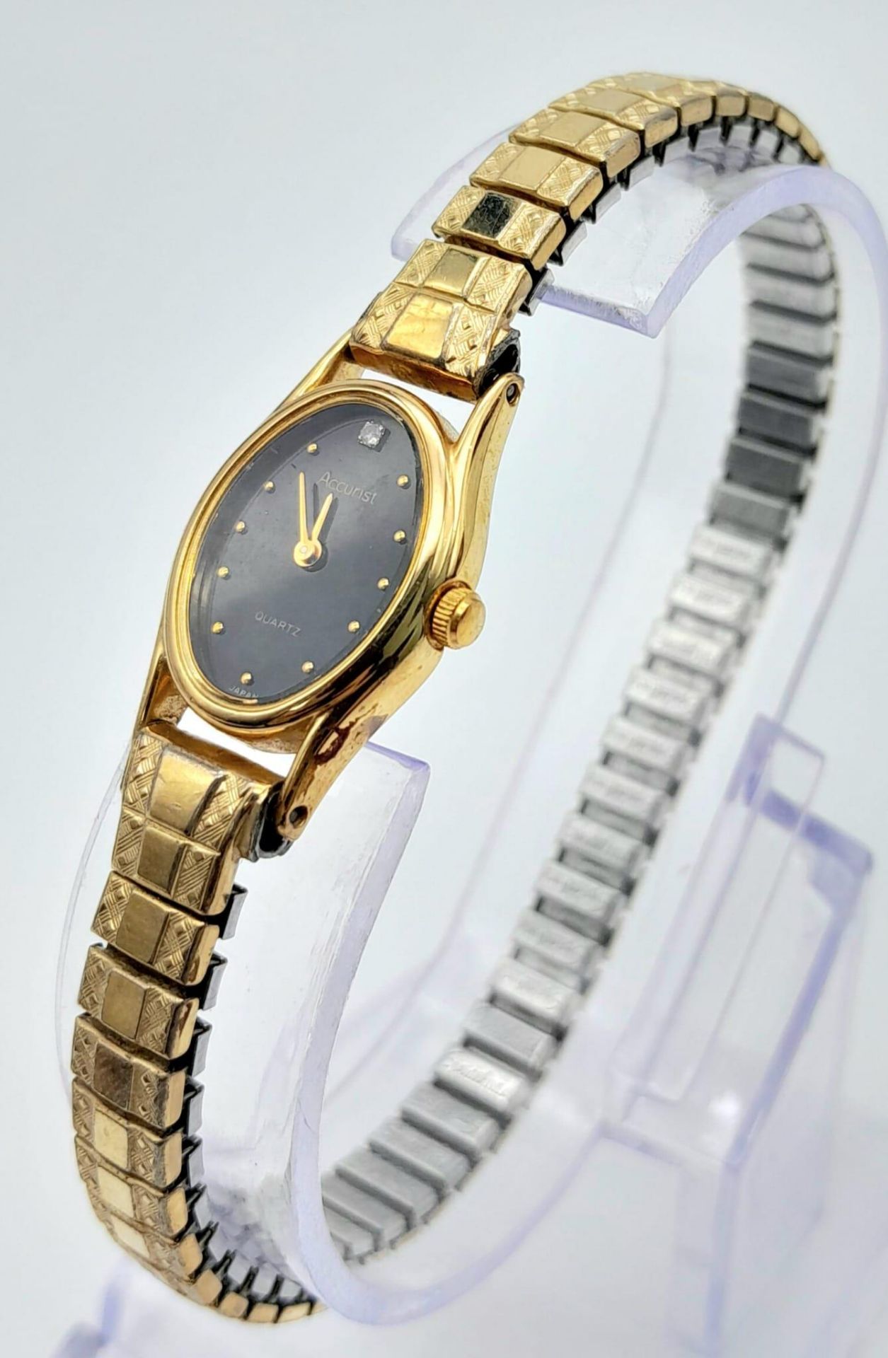 A Vintage Accurist Quartz Ladies Gold Tone Watch. Stainless steel strap and case - 10mm. Black dial. - Image 3 of 15