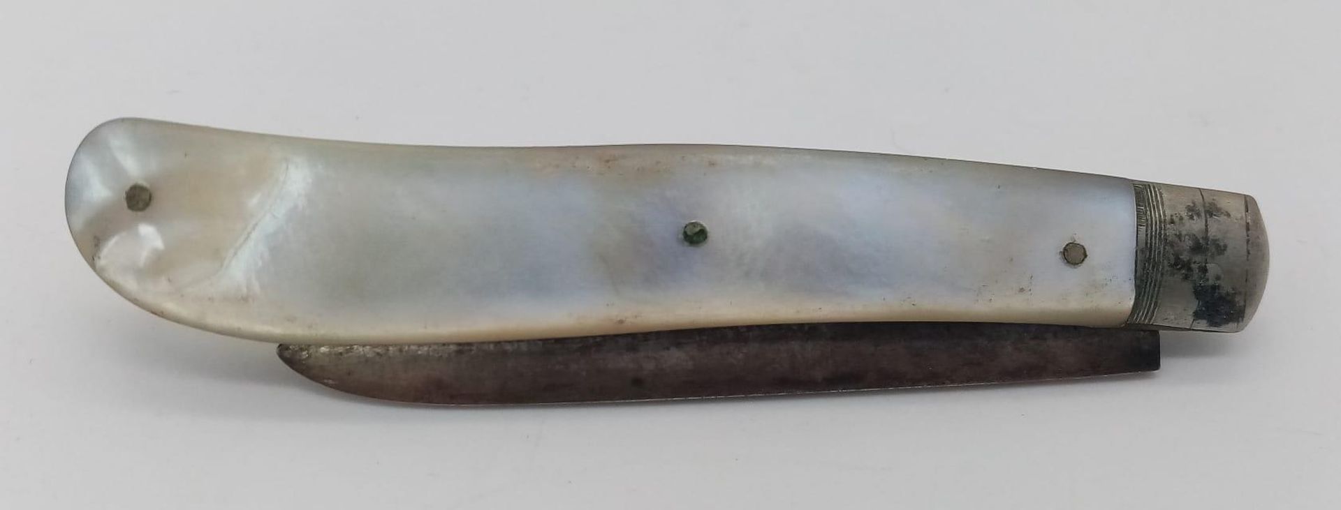 An antique sterling silver Mother of pearl knife. Full hallmarks Sheffield, 1921. Total weight 26. - Image 3 of 4