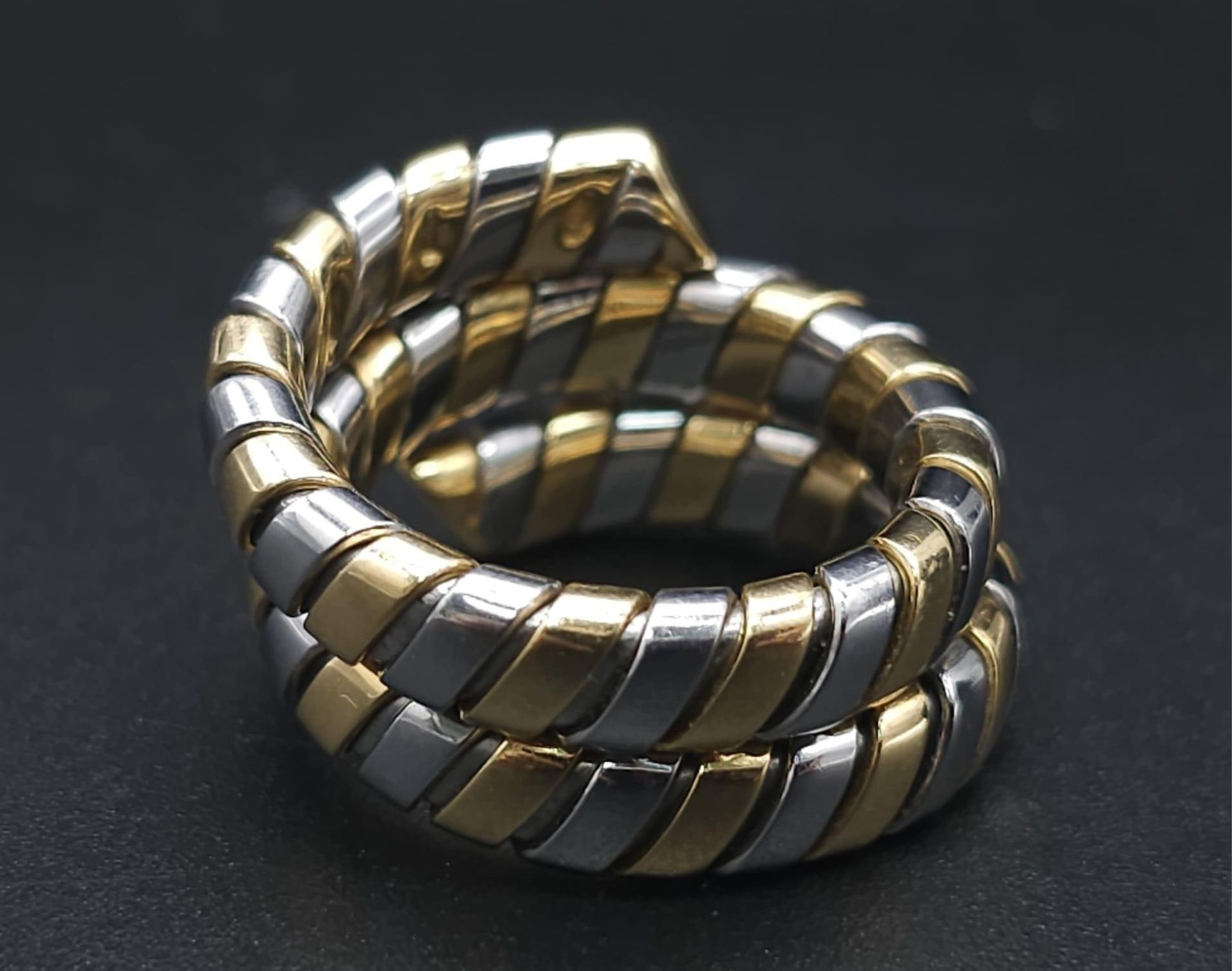A Bulgari Tubogas Flexible 18K Gold Ring. 16 yellow gold pipe bands alternate with stainless steel - Bild 7 aus 9