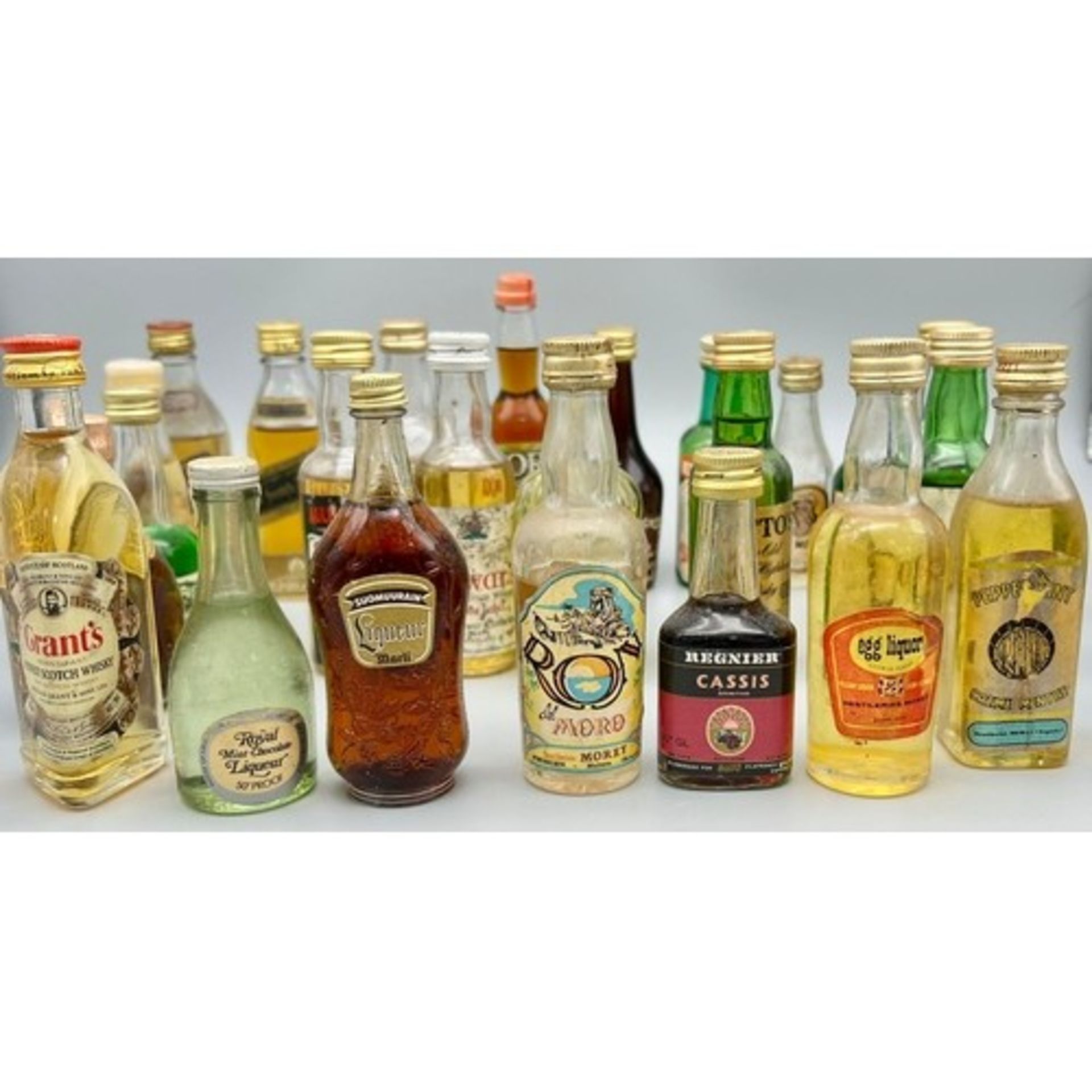 A selection of assorted of miniature bottles of booze. See pictures for more info. - Image 3 of 5