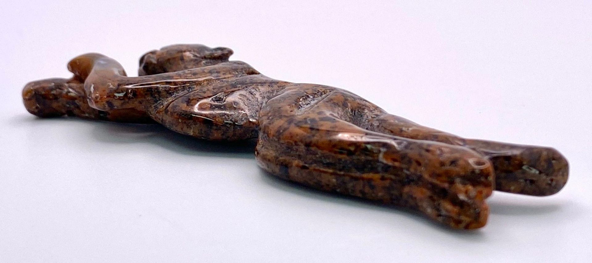 A carved Leopard, natural stone pendant. Measuring 7.5cm wide, the spotted colours of this carved - Bild 3 aus 3