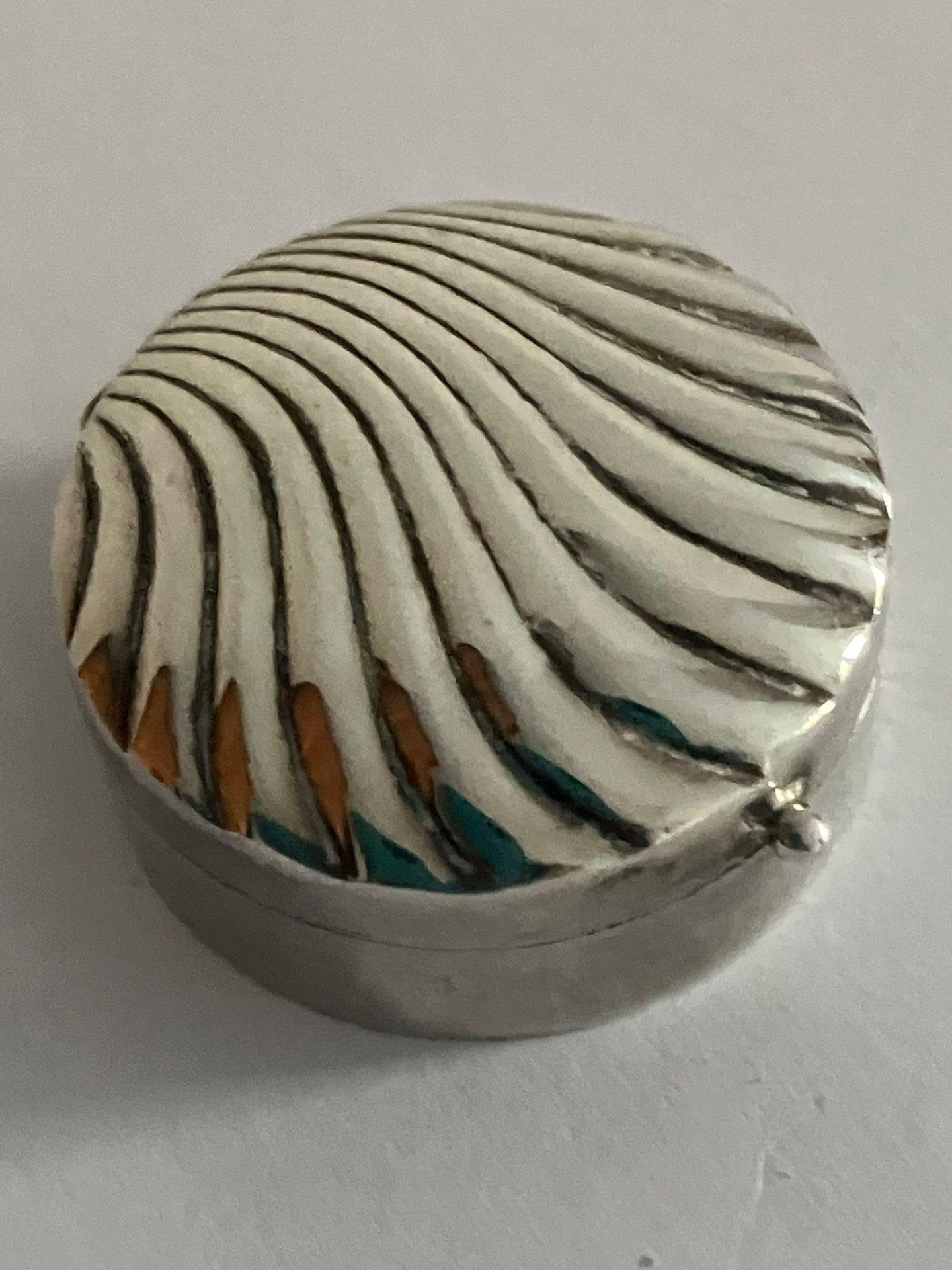 Vintage SILVER PILL BOX with Shell Design to lid. Full Hallmark to base. Excellent condition. - Bild 3 aus 3
