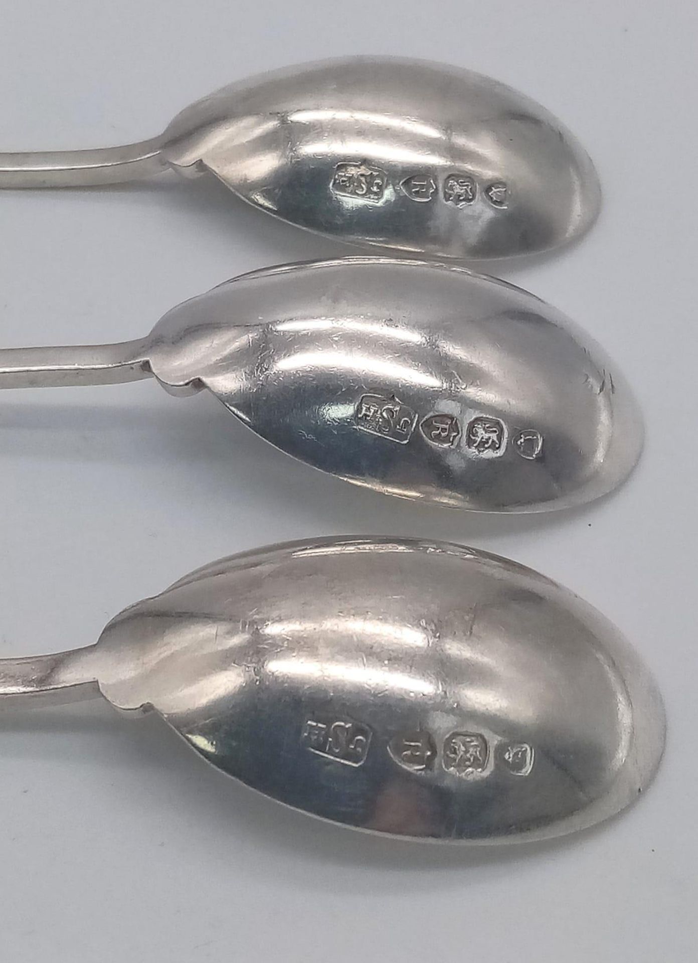 A SET OF 3 ORNATE TEASPOONS MADE IN LONDON IN 1892 WITH FANTASTIC PIERCED WORK HANDLES . 46.9gms - Bild 3 aus 4