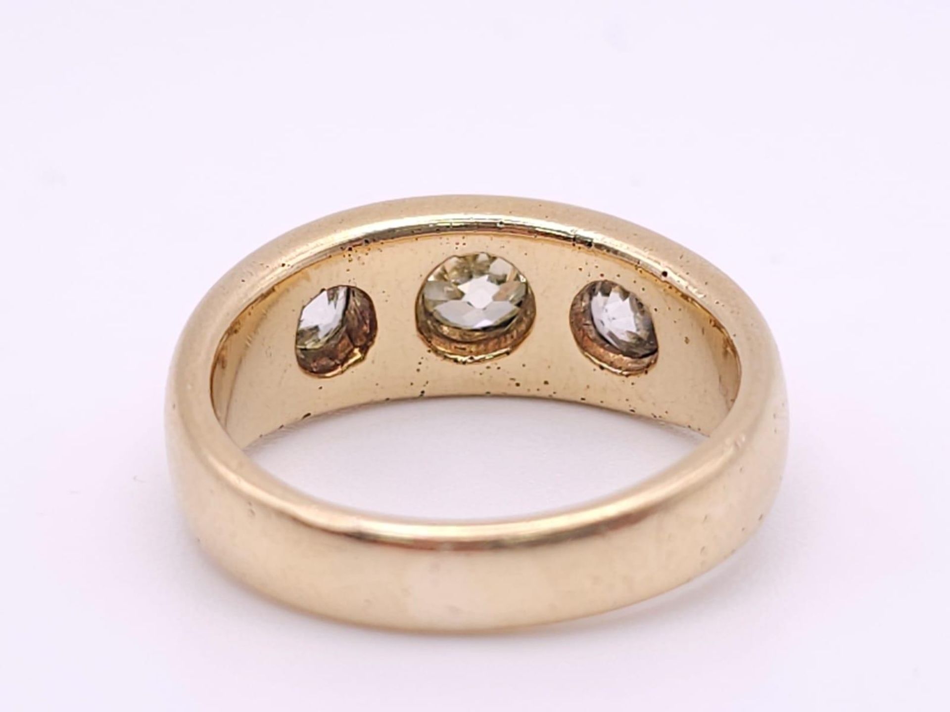 18K YELLOW GOLD, OLD CUT DIMAOND, 3 STONE RING. APPROX 1.40CTW OF OLD CUTS. WEIGHT: 12.3G SIZE U - Bild 8 aus 9