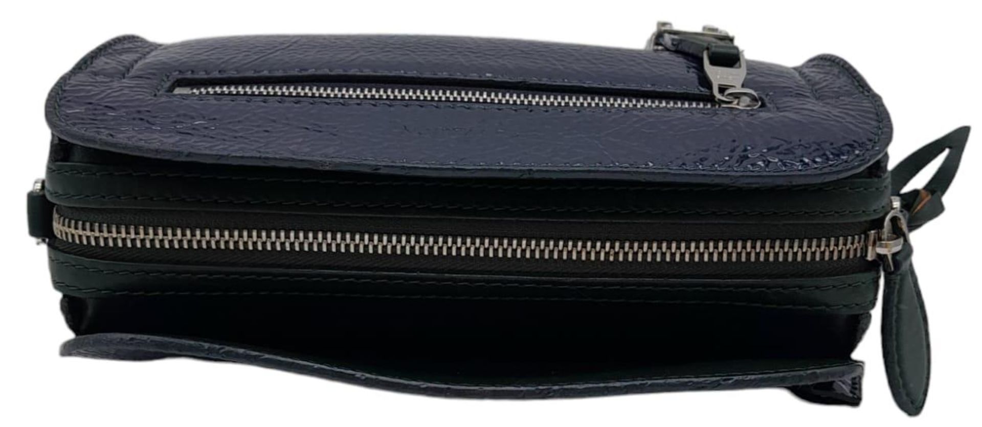 A Louis Vuitton Dark Navy Blue Vernis Pochette Bag. Patent leather exterior with silver toned - Bild 5 aus 11