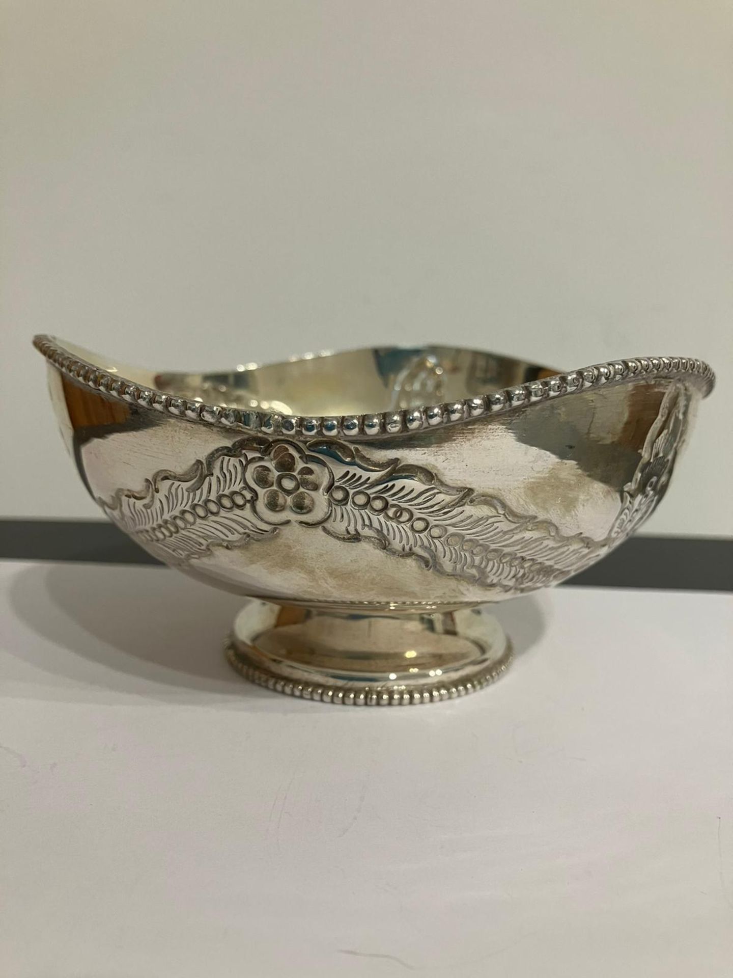 Beautiful SILVER BOWL with Serpentine shaped edge and gadroon rim. Nicely decorated with chased - Bild 3 aus 3