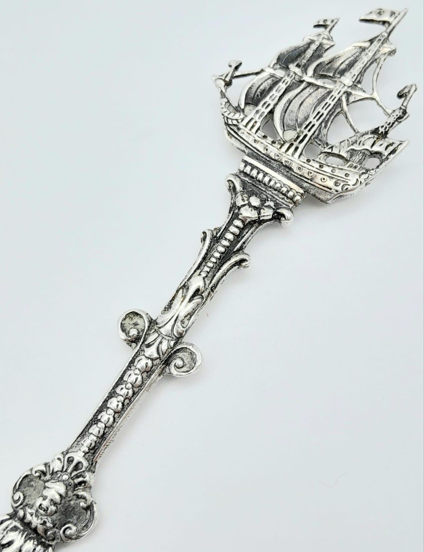 An Art Deco Dutch Ornate Silver Cake Serving Utensil. Repoussé and chased decorative nautical - Image 4 of 4