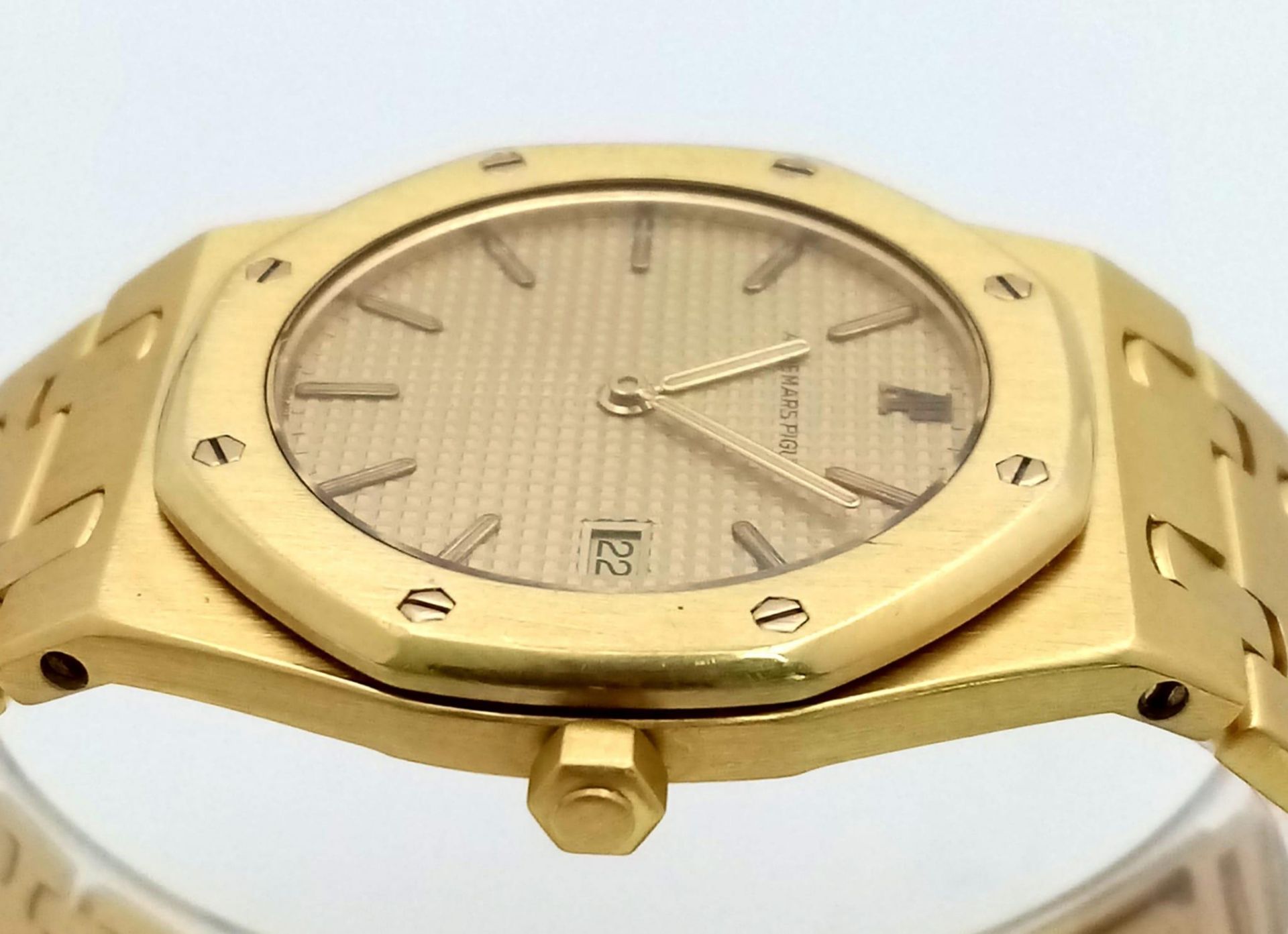 An Audemars Piguet Royal Oak 18K Yellow Gold Gents Watch. 18K gold bracelet and case - 33mm. Gold - Image 3 of 8