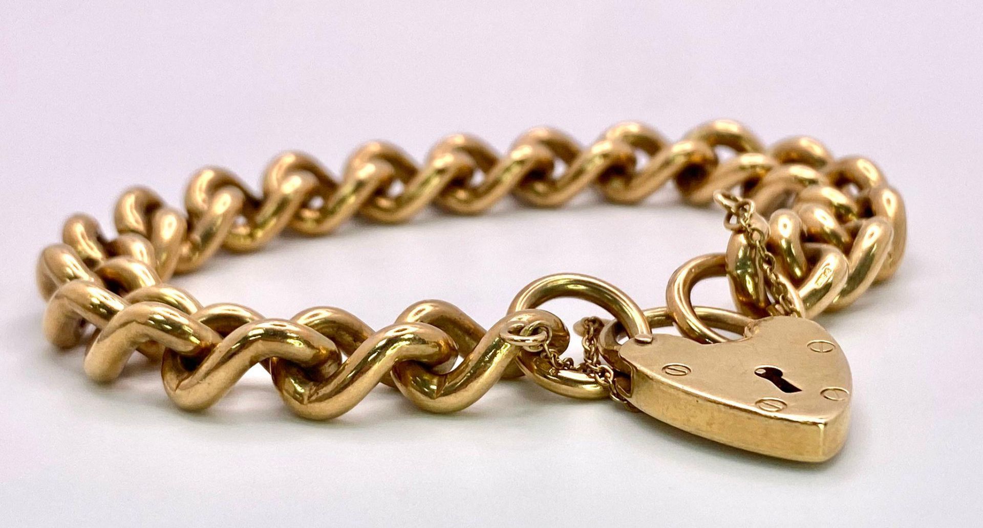 A Vintage 9K Yellow Gold Chunky Curb Link Bracelet with a Heart Clasp. 58g total weight. 17cm. - Bild 4 aus 8