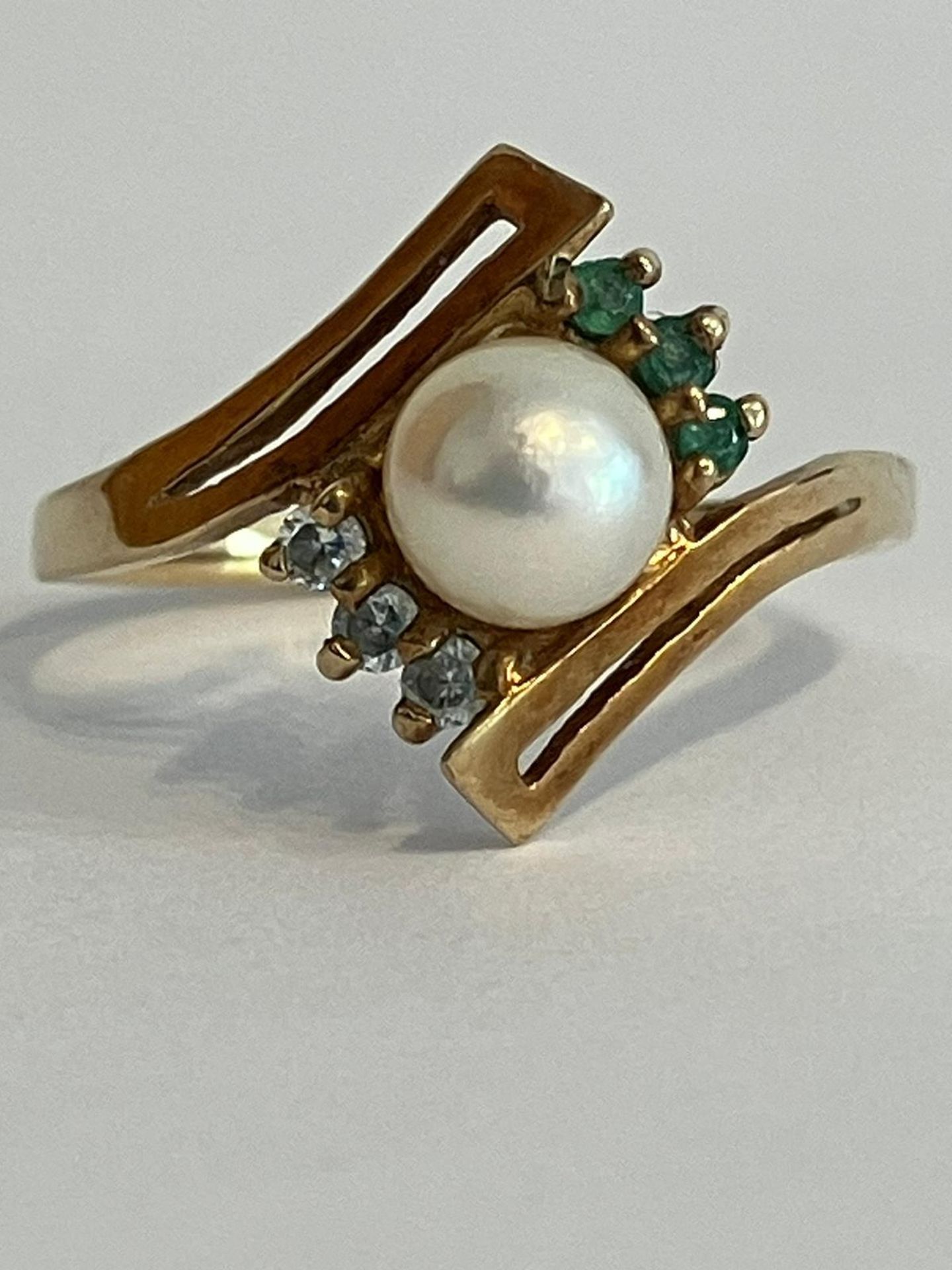 Vintage 9 carat PEARL set GOLD RING with EMERALD and TOPAZ side detail. Attractive crossover - Bild 2 aus 2