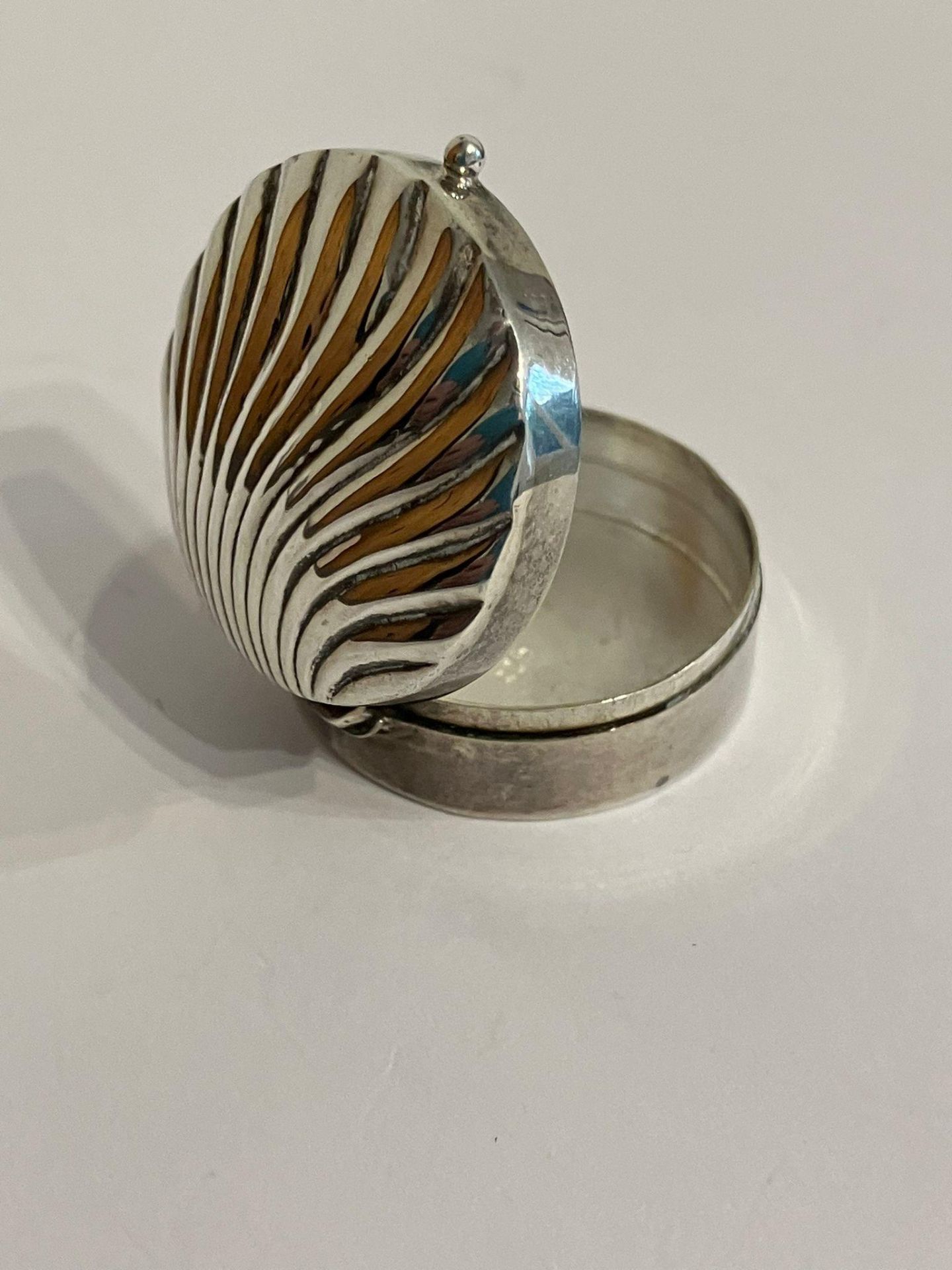 Vintage SILVER PILL BOX with Shell Design to lid. Full Hallmark to base. Excellent condition. - Bild 2 aus 3