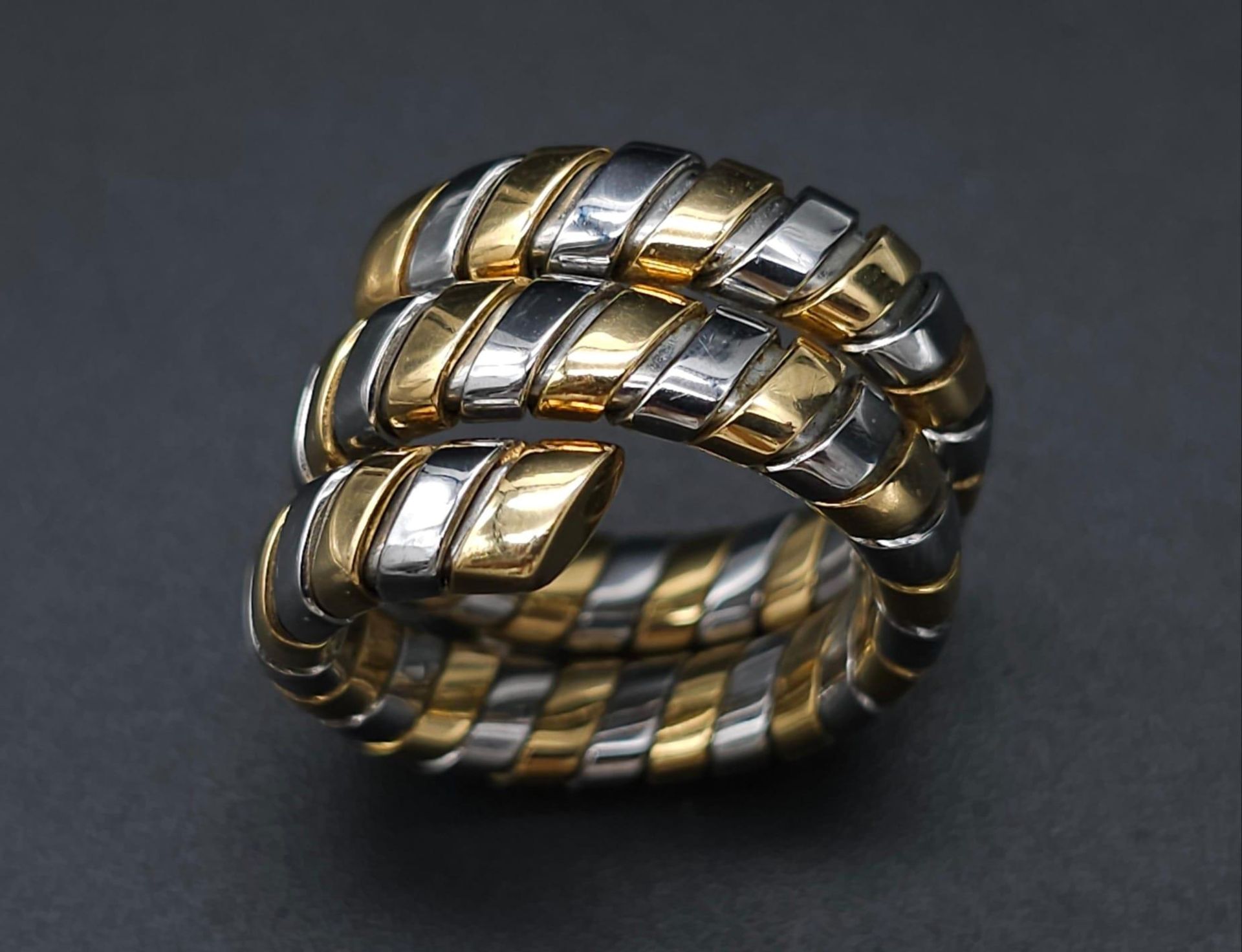 A Bulgari Tubogas Flexible 18K Gold Ring. 16 yellow gold pipe bands alternate with stainless steel - Bild 2 aus 9