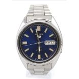 A Vintage Seiko 5 Automatic Gents Watch. Stainless steel bracelet and case - 37mm. Blue dial with
