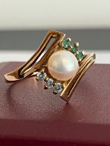 Vintage 9 carat PEARL set GOLD RING with EMERALD and TOPAZ side detail. Attractive crossover
