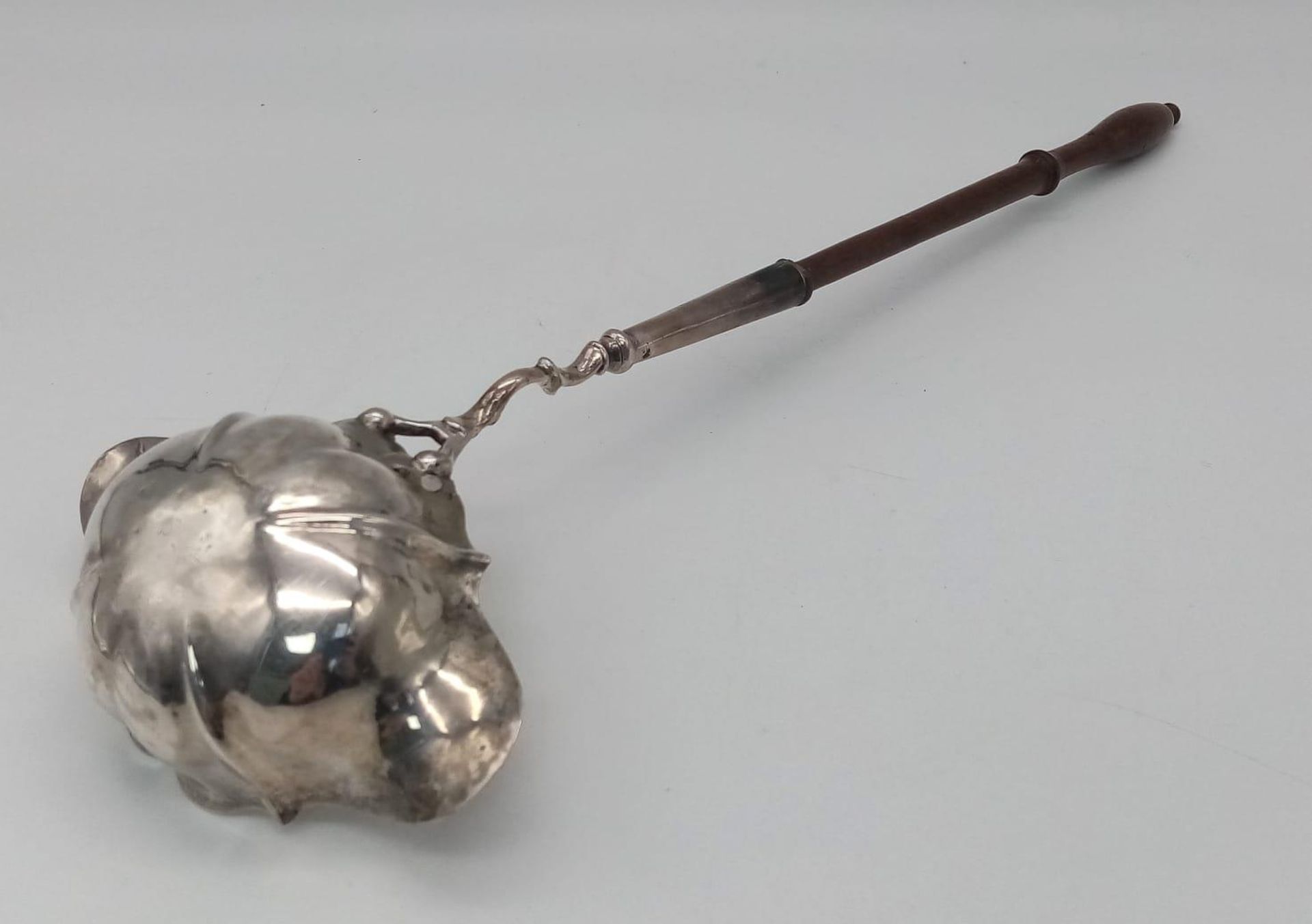 A GEORGIAN SILVER PUNCH LADLE CIRCA 1810 AND MADE IN LONDON , WEIGHING 66.8gms and 30cms IN LENGTH , - Bild 2 aus 5