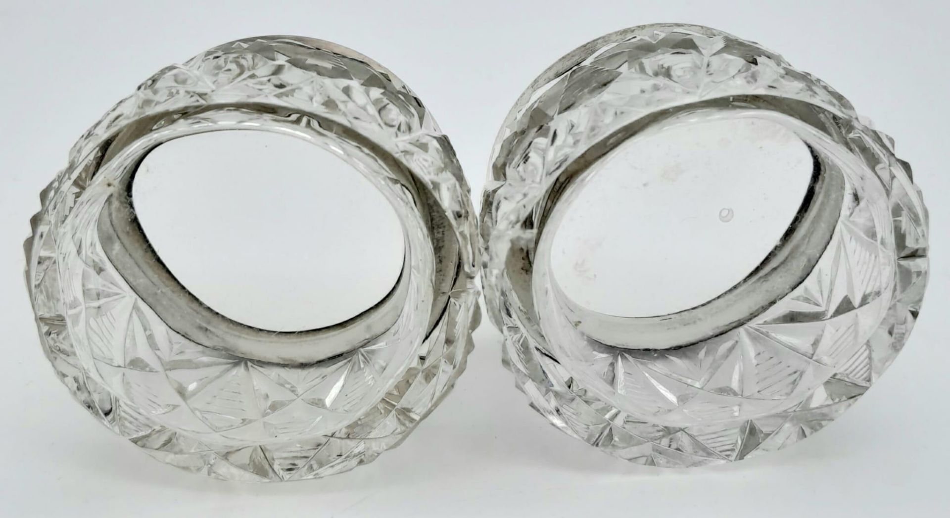 A PAIR Of ANTIQUE CUT GLASS INK WELLS WITH SOLID SILVER COLLARS HALLMARKED LONDON 1900. 151 34gms - Bild 3 aus 5