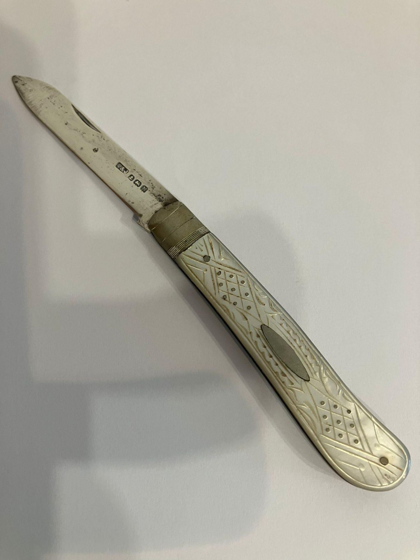 Antique SILVER BLADED FRUIT KNIFE With beautifully decorated mother of pearl handle. Having clear - Bild 2 aus 4