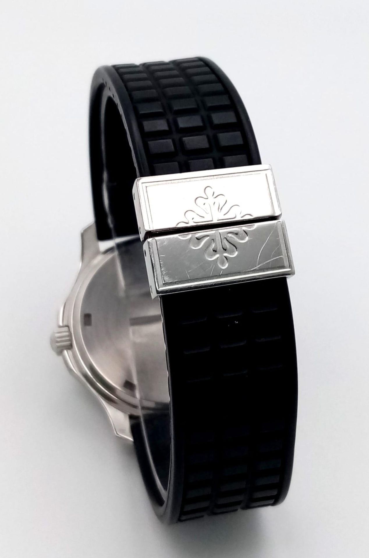 A Patek Phillippe Aquanaut Watch. Textured black rubber strap. Stainless steel case - 36mm. - Bild 5 aus 8