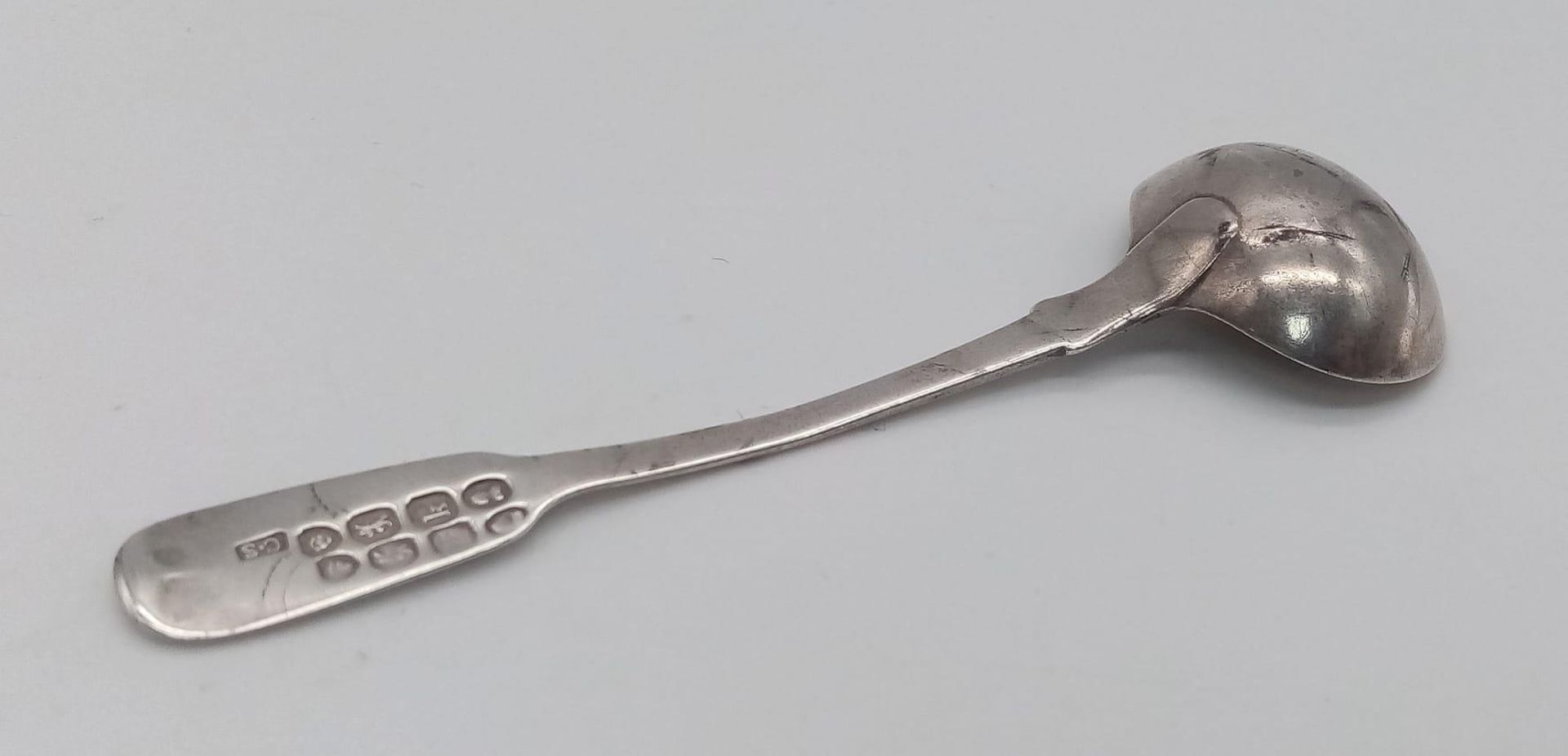 An Antique Georgian sterling silver sugar spoon. Full hallmarks London, 1825. Total weight 9.5G. - Image 2 of 3