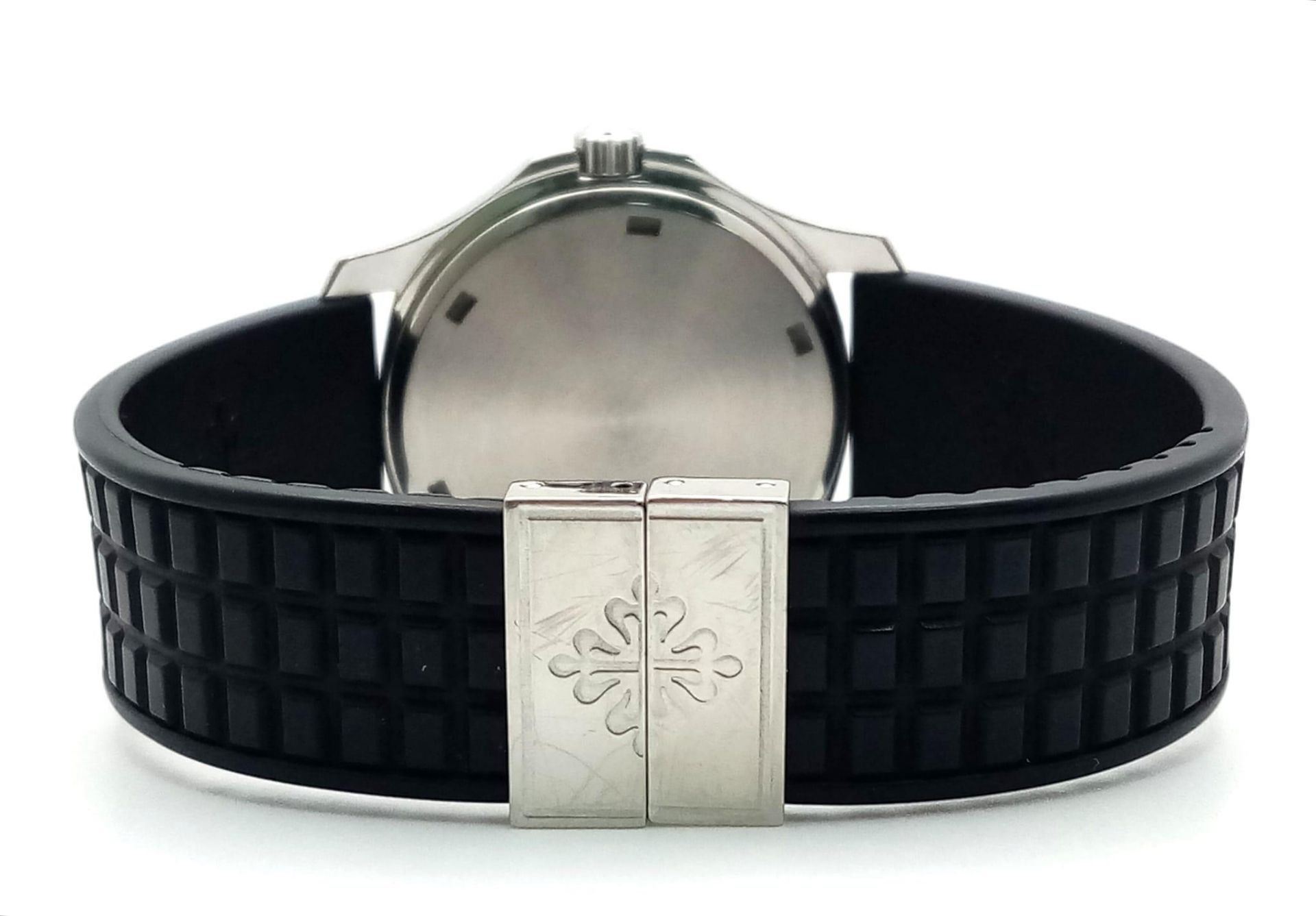 A Patek Phillippe Aquanaut Watch. Textured black rubber strap. Stainless steel case - 36mm. - Bild 7 aus 8