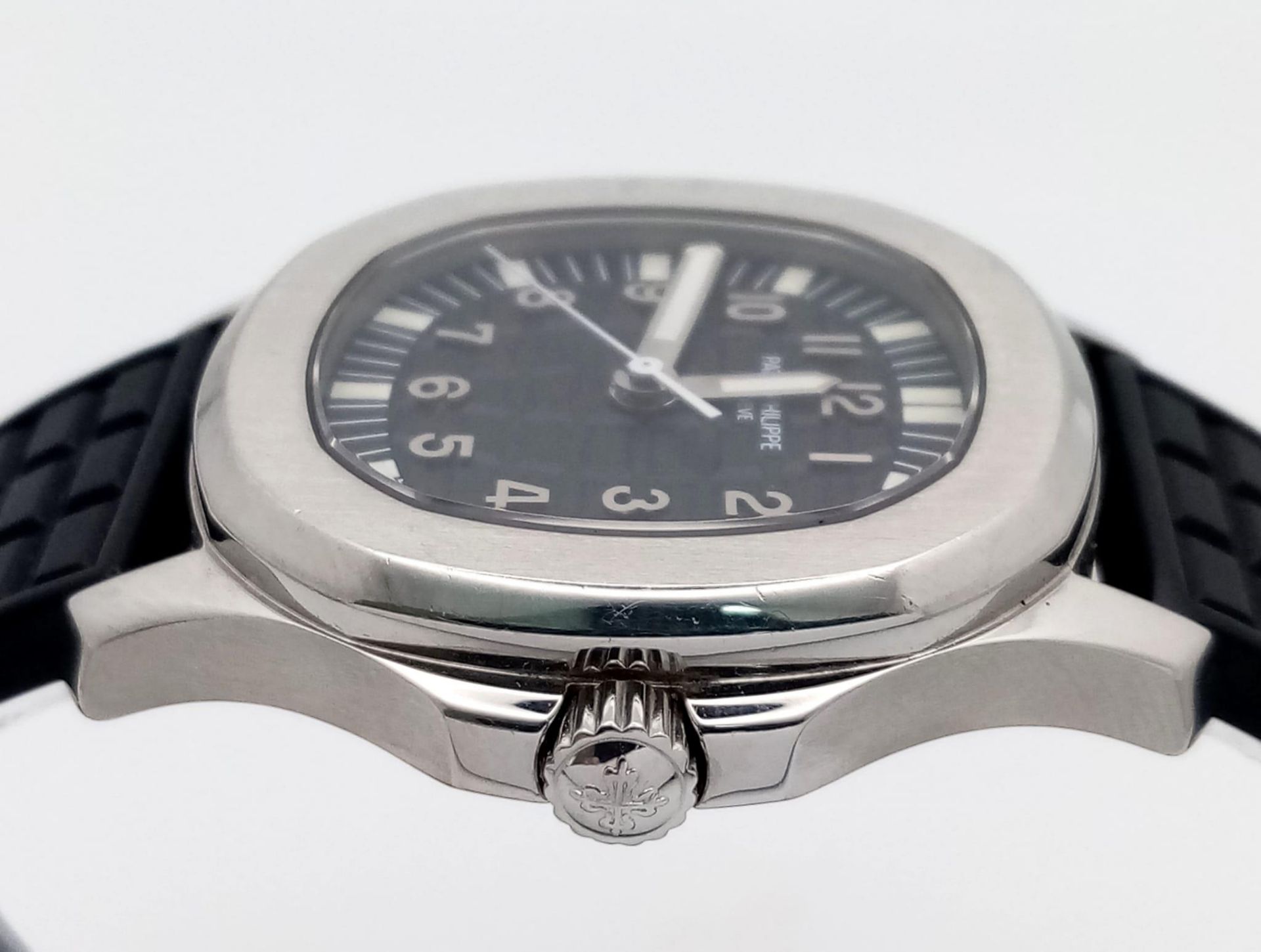 A Patek Phillippe Aquanaut Watch. Textured black rubber strap. Stainless steel case - 36mm. - Bild 4 aus 8