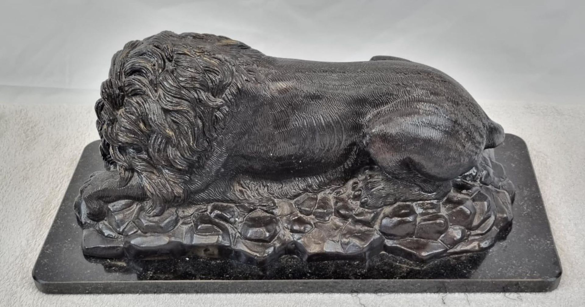 A Vintage, Possibly Antique Bronze Sculpture of a Resting Lion. Black patinated finish. Black marble - Bild 4 aus 6