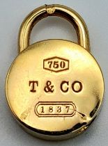 18K YELLOW GOLD GENUINE TIFFANY & CO ROUND LOCKET. WEIGHS 13.5G AND MEASURES 2CM. REF: SC 7088