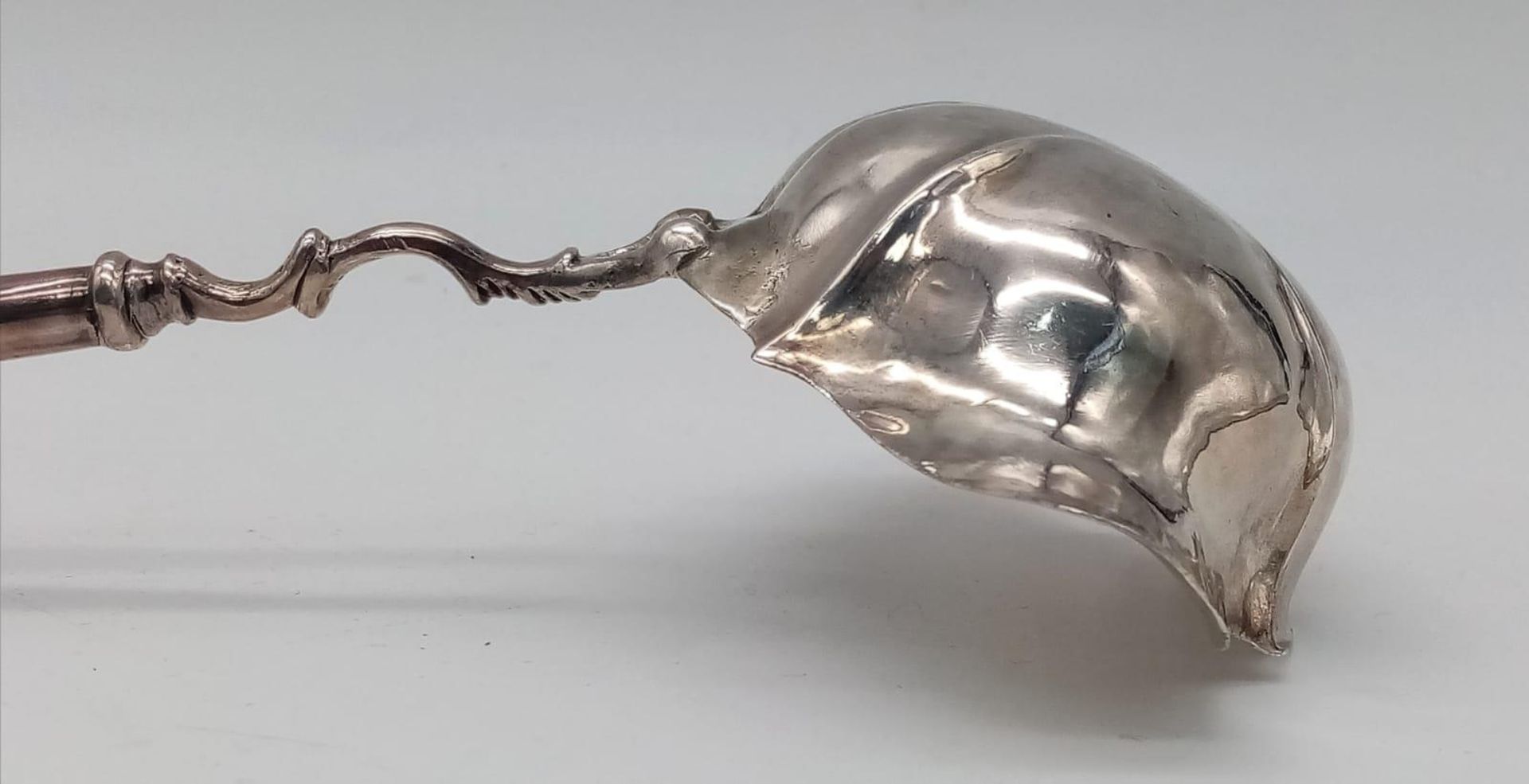 A GEORGIAN SILVER PUNCH LADLE CIRCA 1810 AND MADE IN LONDON , WEIGHING 66.8gms and 30cms IN LENGTH , - Bild 4 aus 5