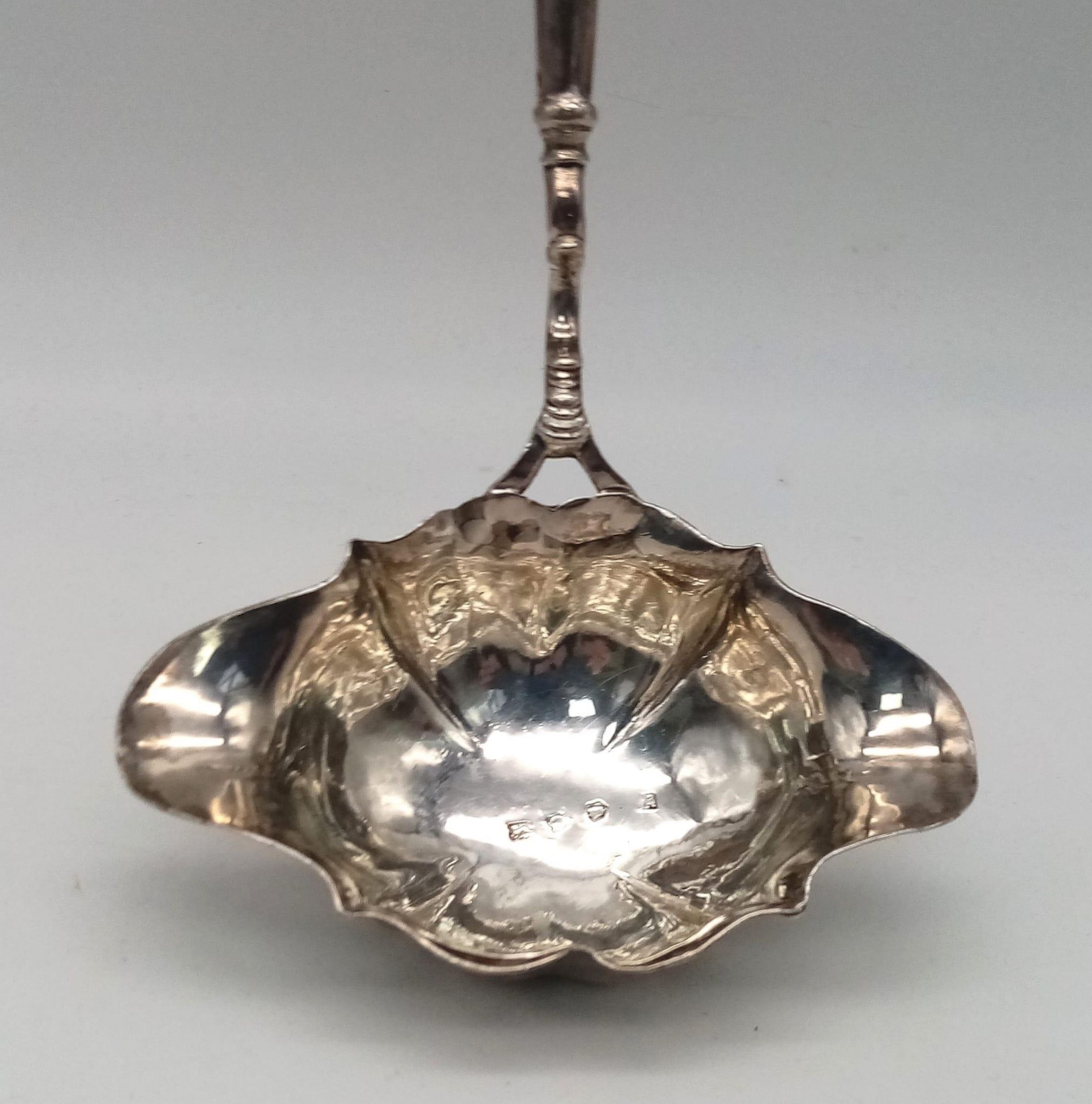 A GEORGIAN SILVER PUNCH LADLE CIRCA 1810 AND MADE IN LONDON , WEIGHING 66.8gms and 30cms IN LENGTH , - Bild 3 aus 5